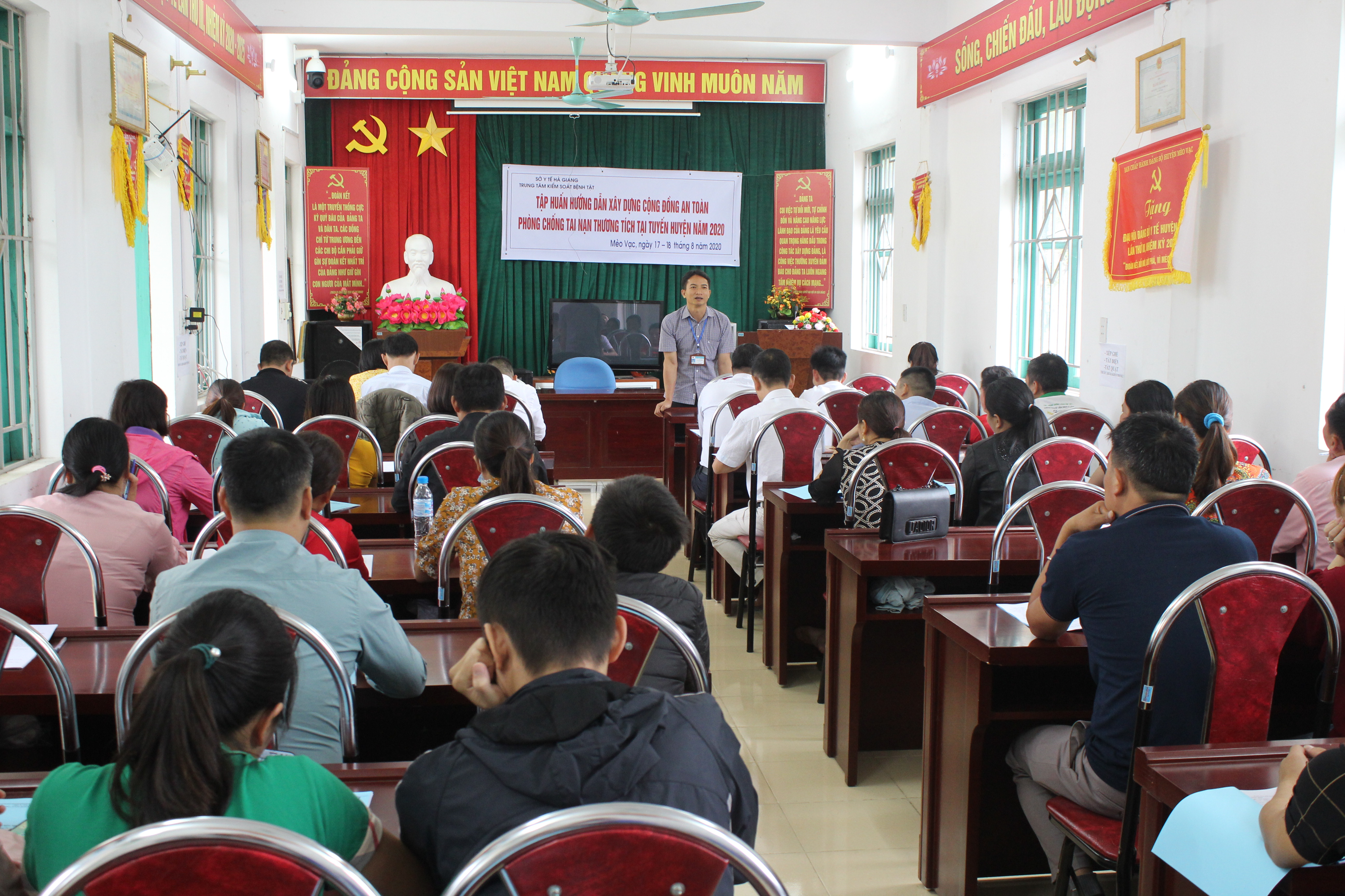 Đồng chí Lý Chí Thành, Giám đốc Trung tâm Y tế huyện Mèo Vạc phát biểu khai mạc lớp tập huấn