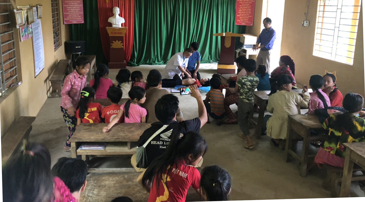 Trạm Y tế xã Quản Bạ tập huấn kỹ năng phòng chống tai nạn thương tích và đuối nước cho trẻ em thôn Nam Sơn