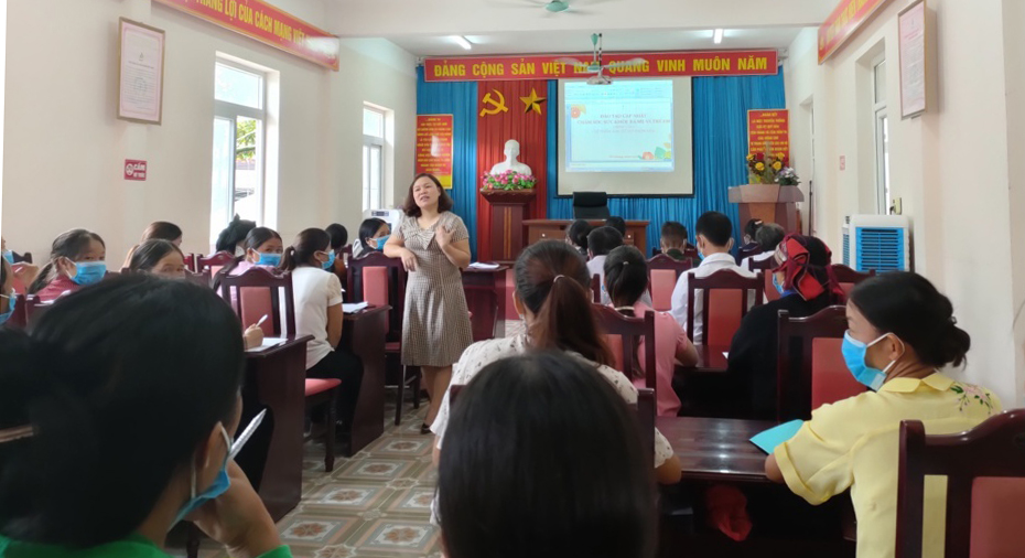 Yên Minh phối hợp tập huấn cập nhật kiến thức về chăm sóc sức khỏe bà mẹ, trẻ sơ sinh cho nhân viên y tế thôn bản, cô đỡ thôn bản