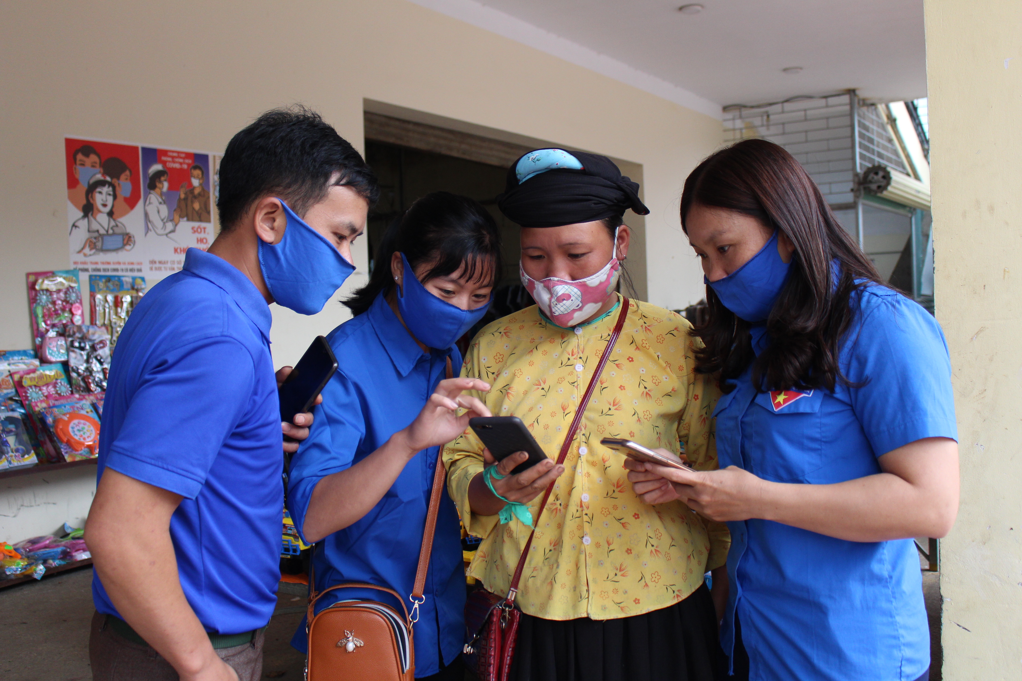 Đoàn viên, thanh niên huyện Mèo Vạc tích cực hướng dẫn người dân cài đặt ứng dụng Bluezone phòng, chống dịch Covid -19