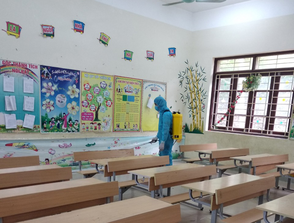 Cán bộ y tế phun khử khuẩn tại trường Tiểu học xã Lạc Nông