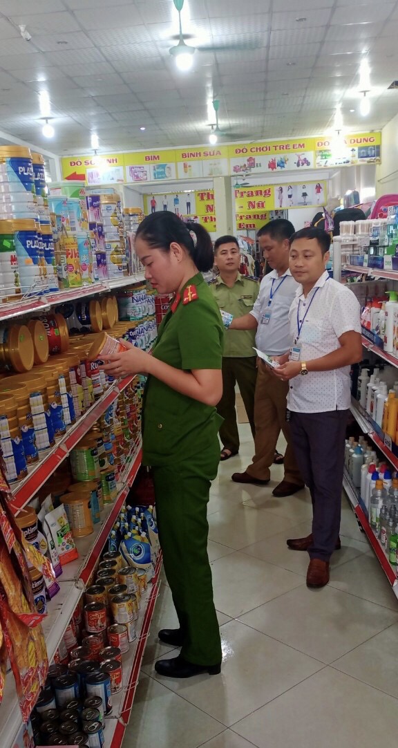 Đoàn liên ngành huyện Bắc Quang kiểm tra tại siêu thị