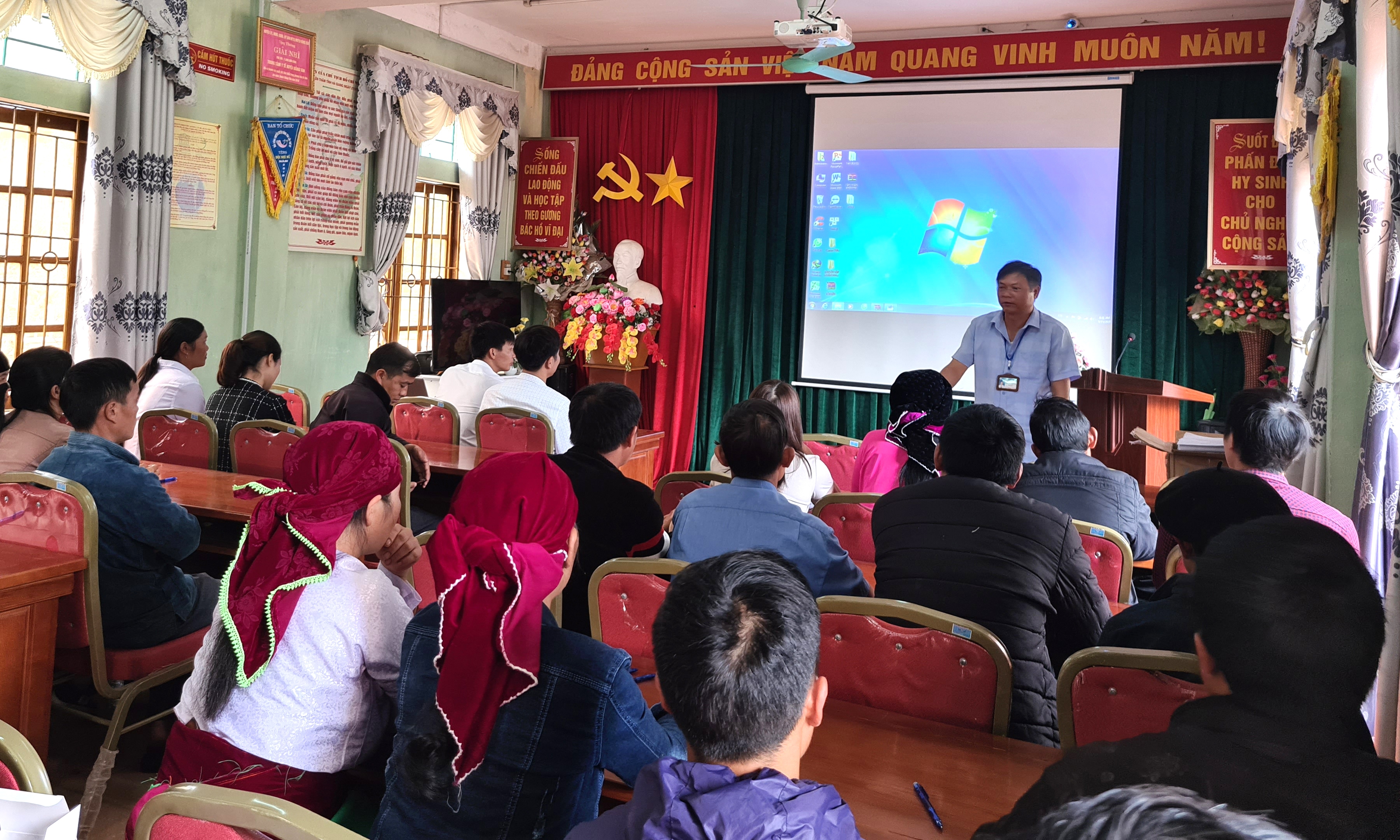 Trung tâm Y tế huyện Đồng Văn phối hợp tổ chức tập huấn khám sàng lọc tăng huyết áp, đái tháo đường