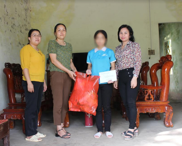 Tặng quà Tết Trung thu cho trẻ nhiễm HIV tại Hà Giang