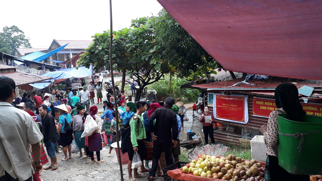 Truyền thông trực tiếp tại chợ phiên xã Mậu Long, huyện Yên Minh