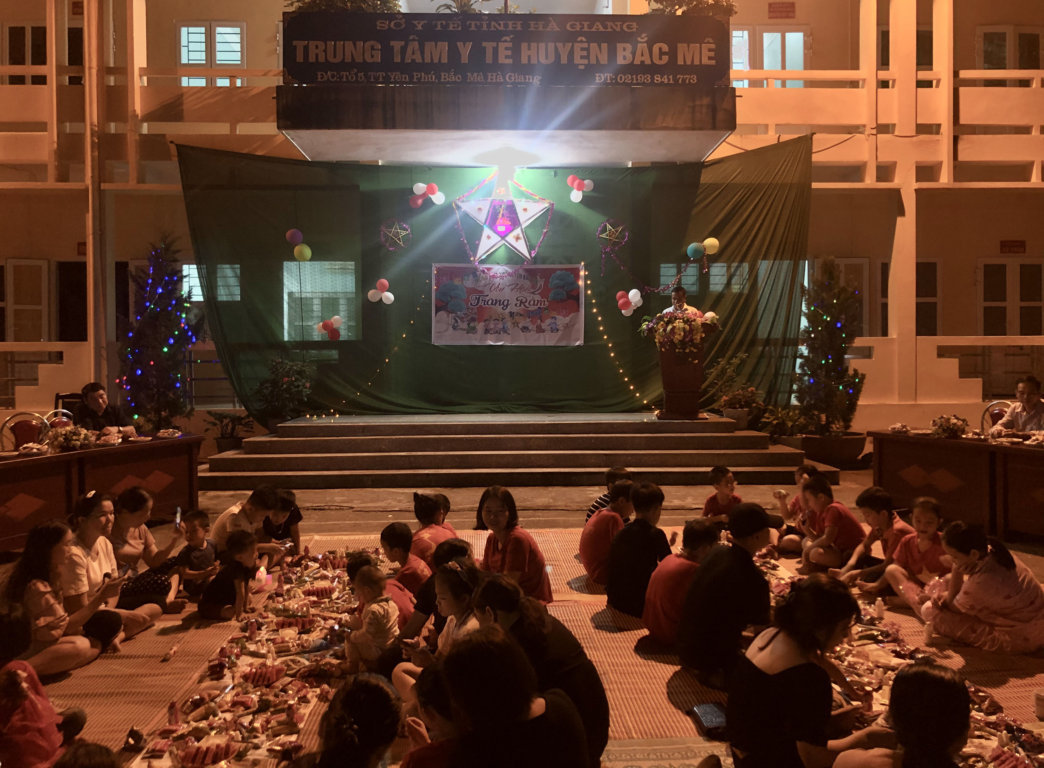 Đồng chí Nguyễn Duy Hoa, Giám đốc TTYT huyện phát biểu chung vui cùng các cháu