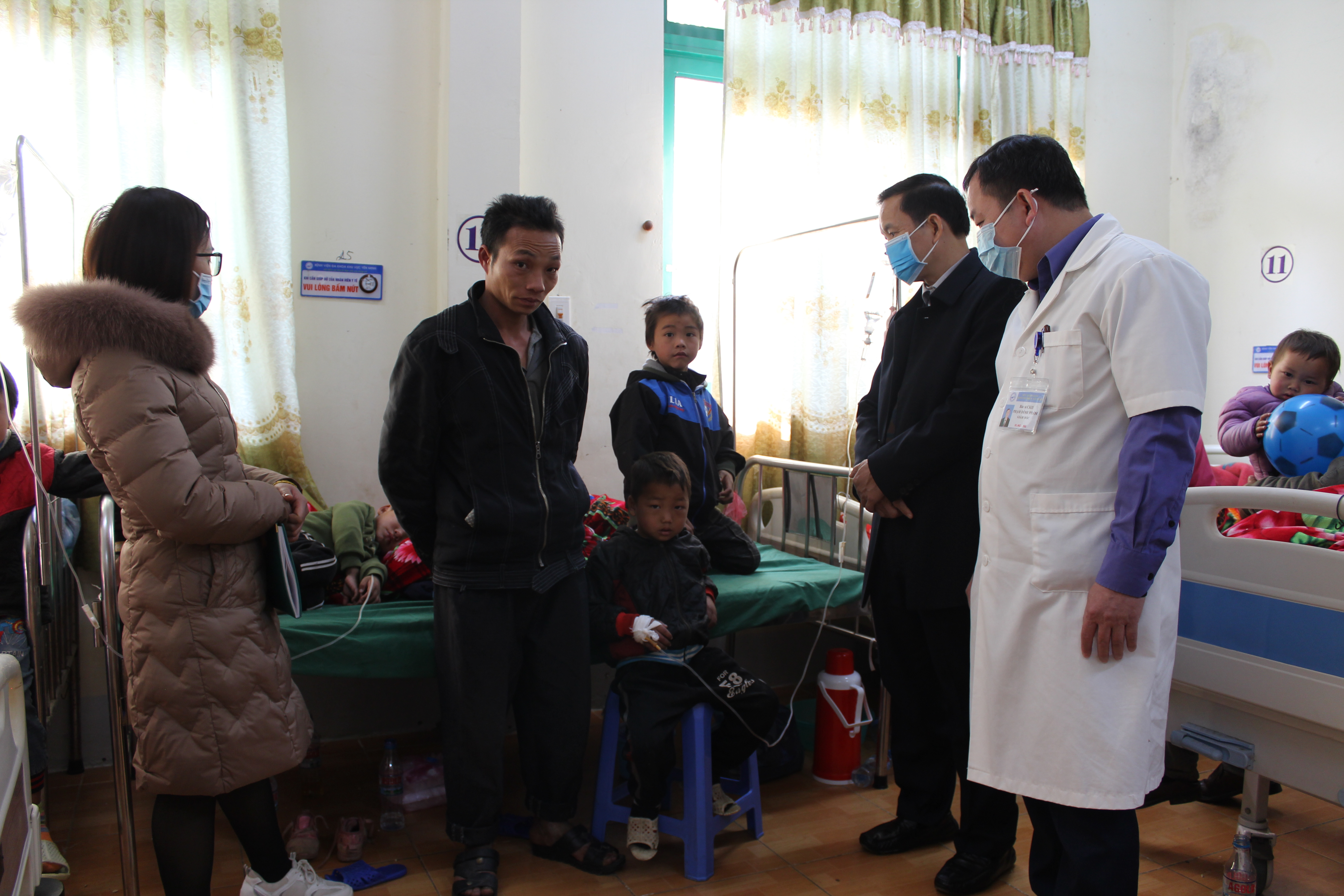 Lãnh đạo Sở Y tế đến thăm hỏi, động viên các cháu học sinh đang điều trị tại Bệnh viện đa khoa khu vực Yên Minh