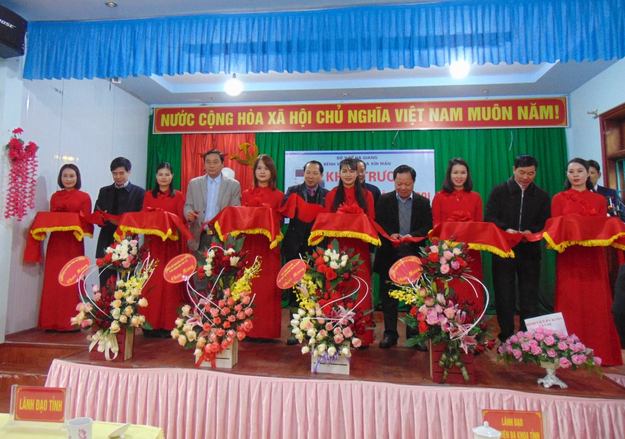 Lễ cắt băng khai trương hệ thống mổ nội soi tại BVĐK huyện Xín Mần
