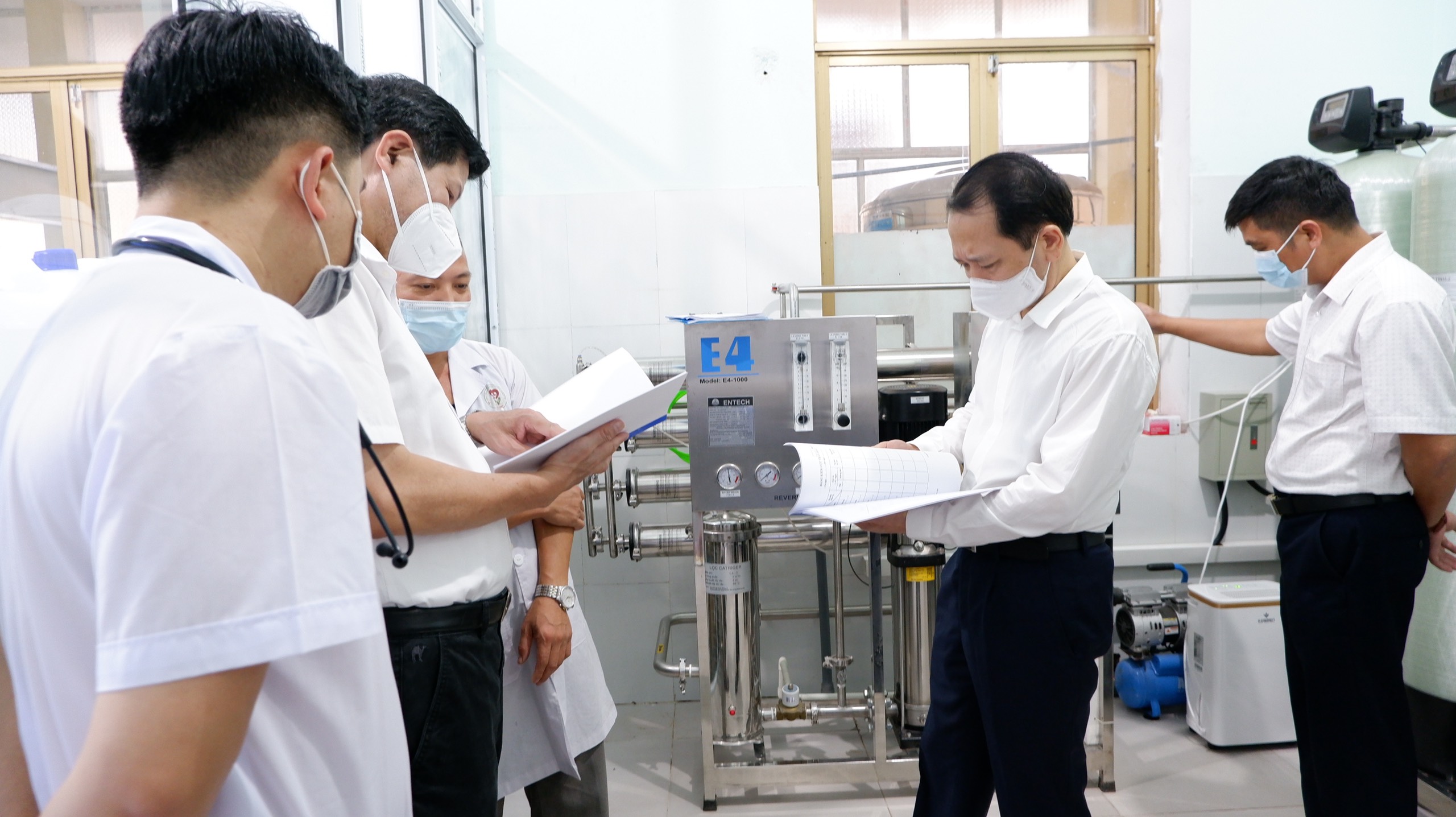 Đồng chí Trần Đức Quý, Phó Chủ tịch UBND tỉnh kiểm tra hệ thống đơn nguyên thận nhân tạo tại bệnh viện ĐKKV Bắc Quang