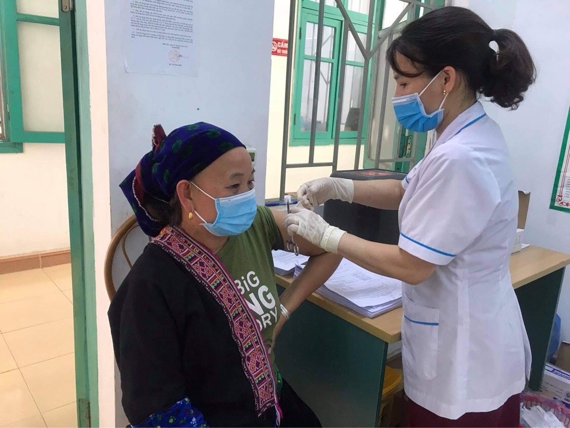 Tiêm vắc xin phòng COVID-19 tại điểm tiêm Trung tâm Y tế huyện Mèo Vạc
