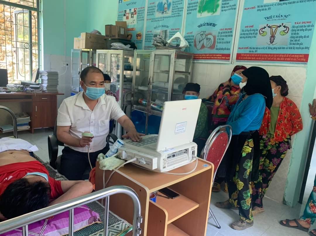 Bác sỹ Câu lạc bộ Thầy thuốc trẻ huyện Quản Bạ  khám bệnh cho người dân