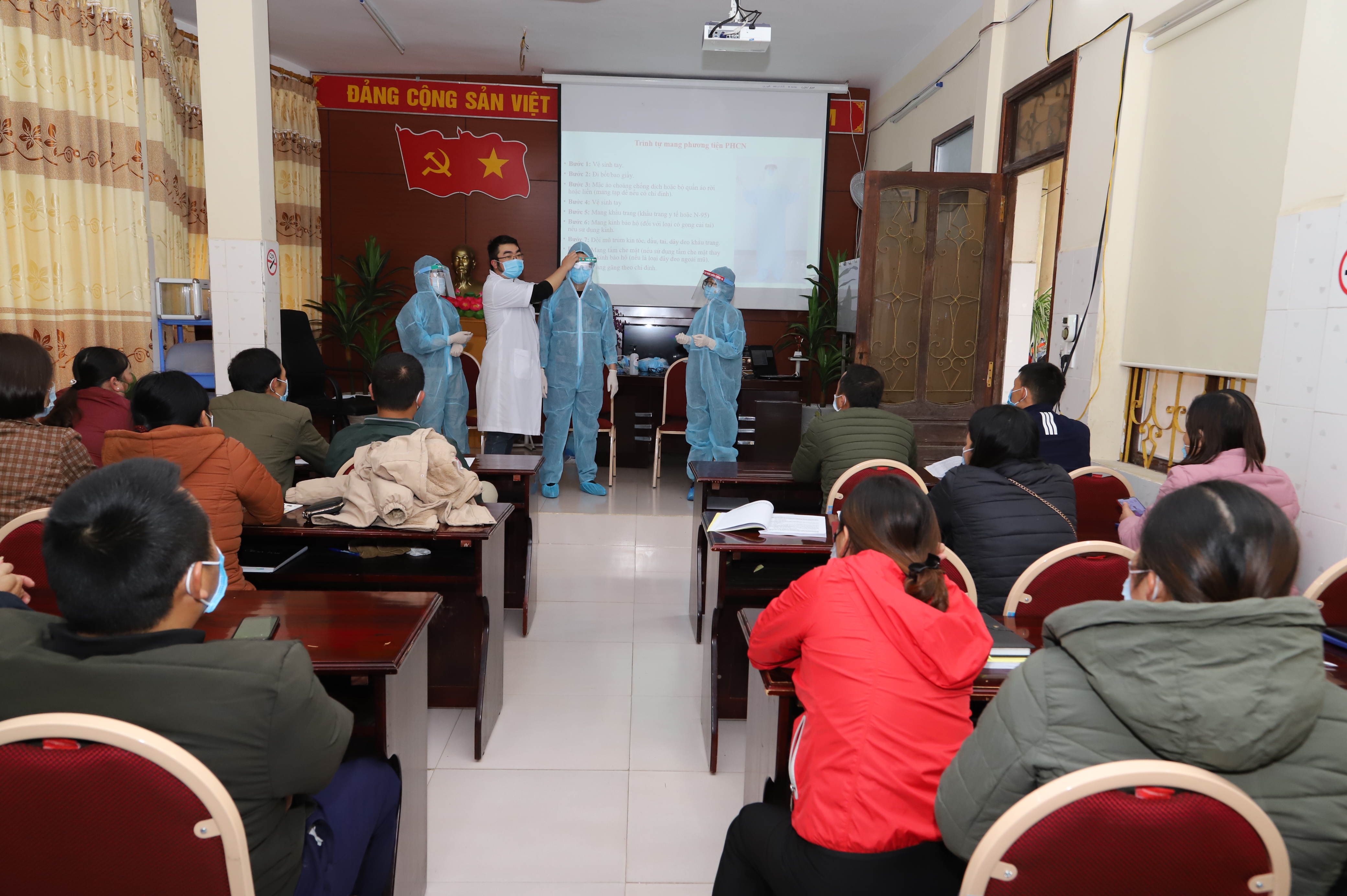 Cán bộ y tế huyện Mèo Vạc thực hành kỹ năng mặc trang phục bảo hộ chăm sóc người bệnh COVID-19