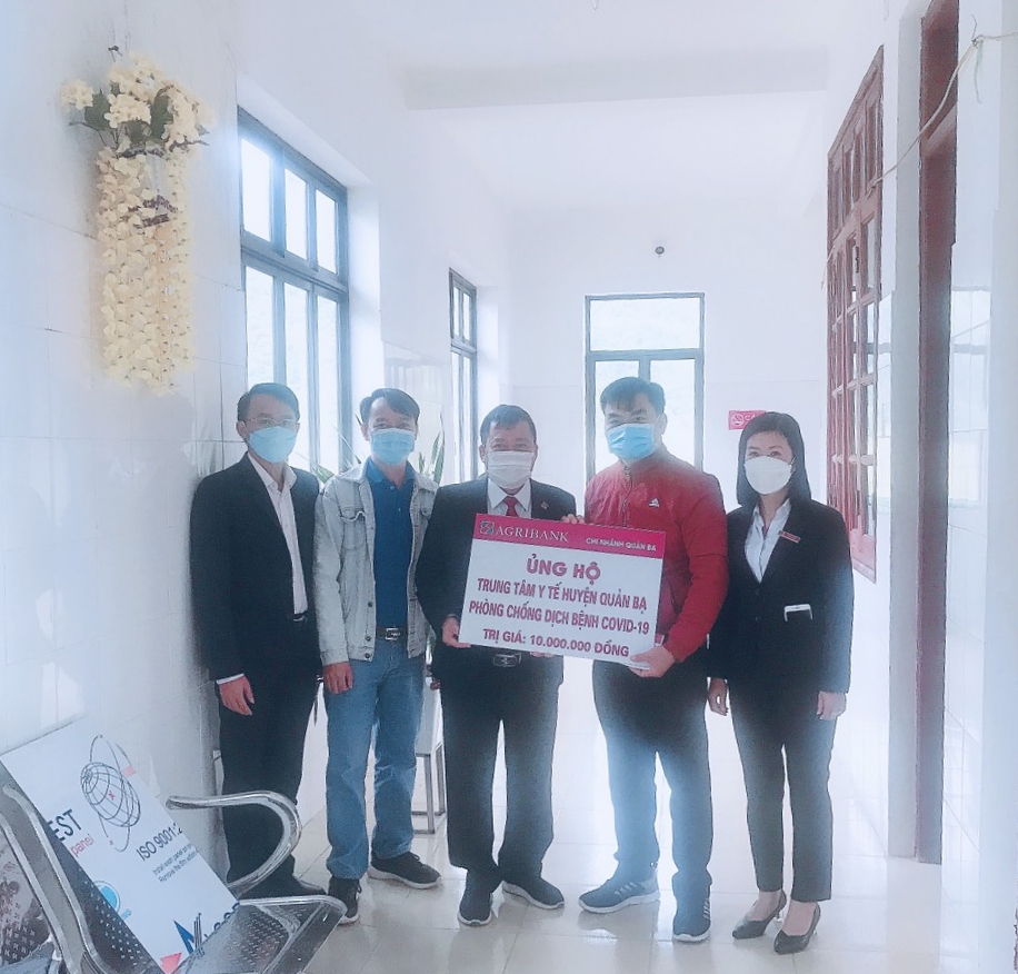 Ngân hàng Agribank Việt Nam chi nhánh huyện Quản Bạ trao quà hỗ trợ công tác phòng chống dịch bệnh COVID-19