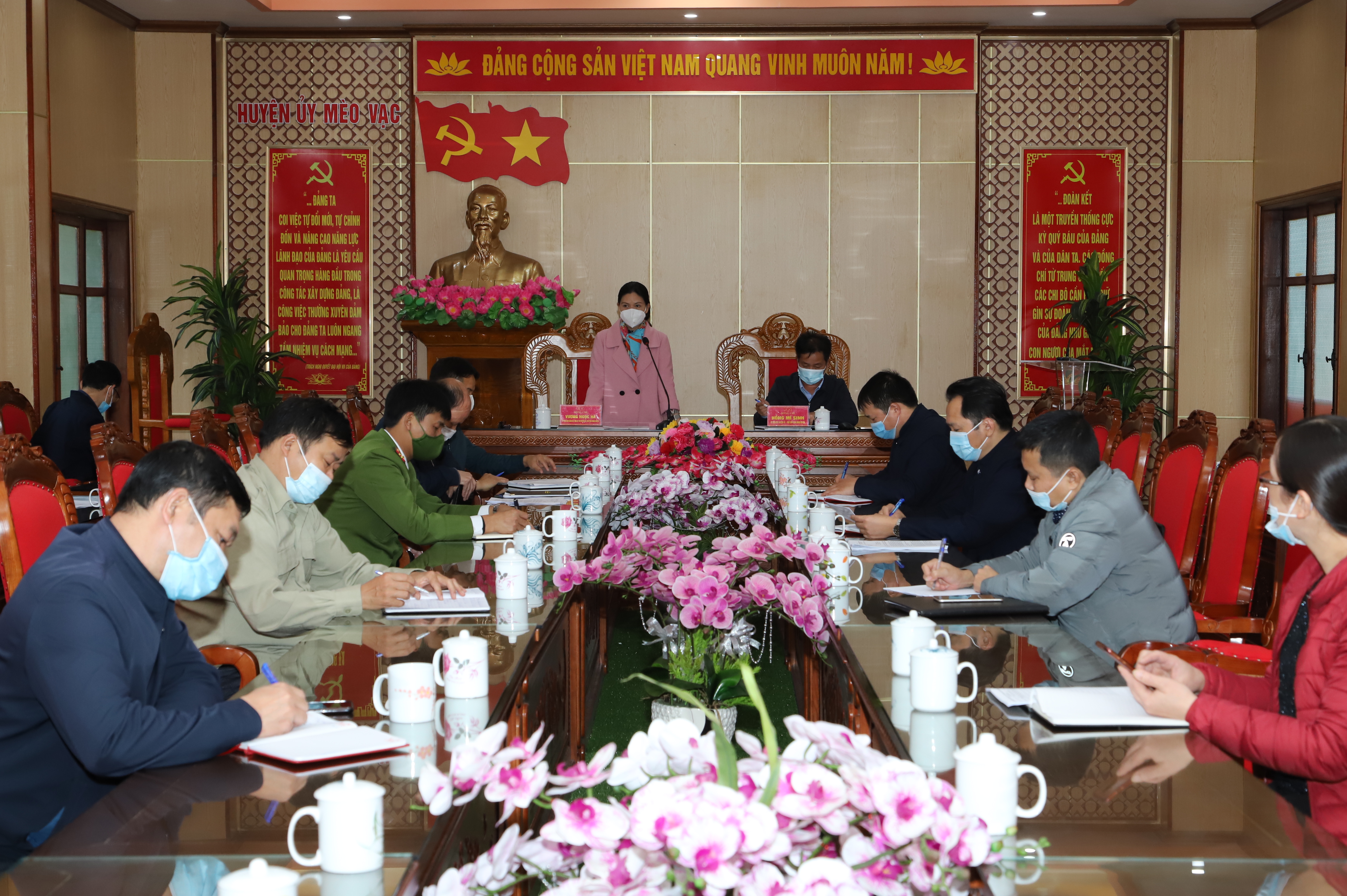 Bí thư Huyện ủy, Chủ tịch HĐND huyện Mèo Vạc Vương Ngọc Hà phát biểu tại cuộc họp