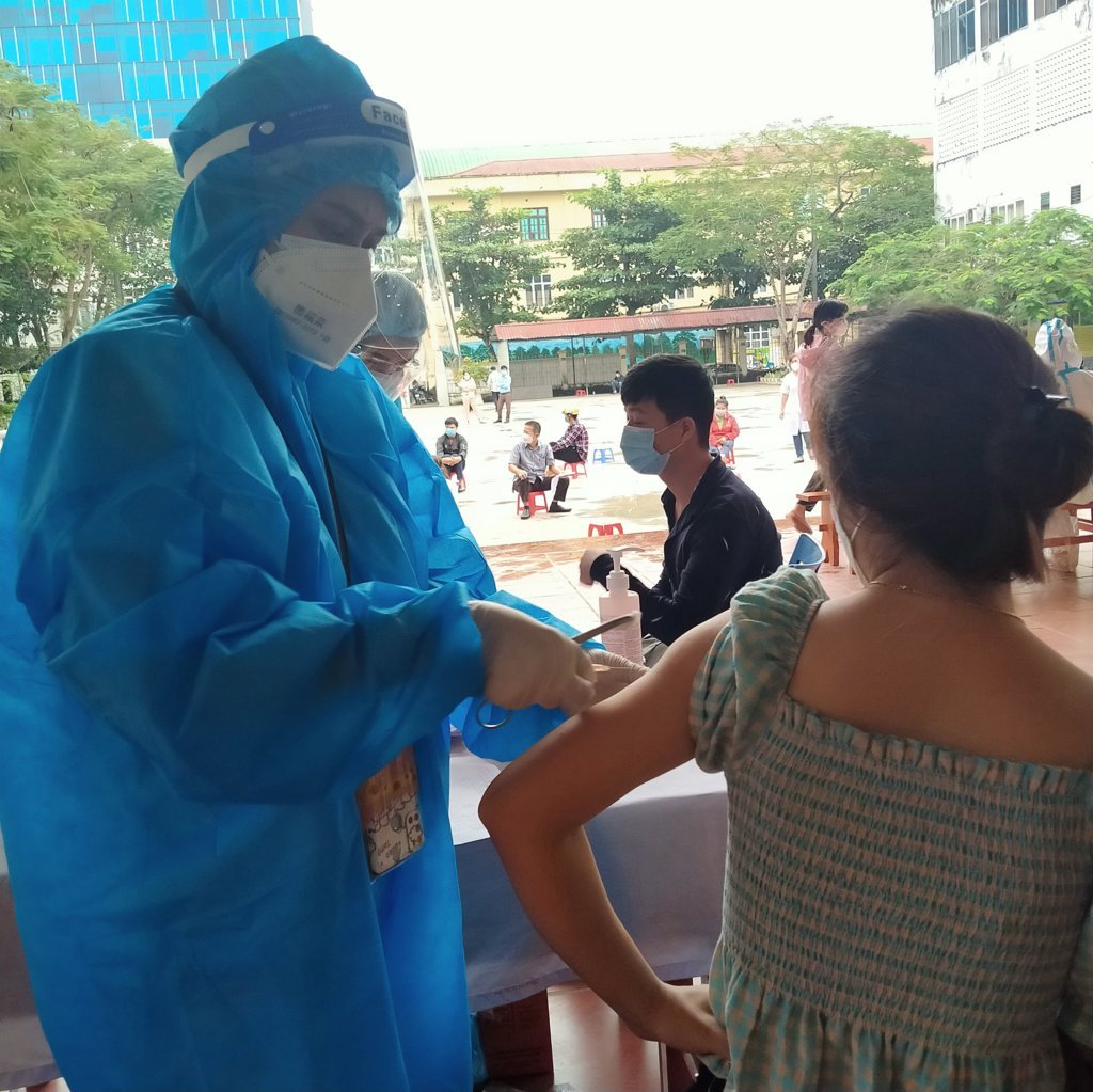 Cán bộ Trung tâm Y tế thành phố tiêm cho người dân tại trường THCS Lê Lợi, phường Nguyễn Trãi, TP Hà Giang