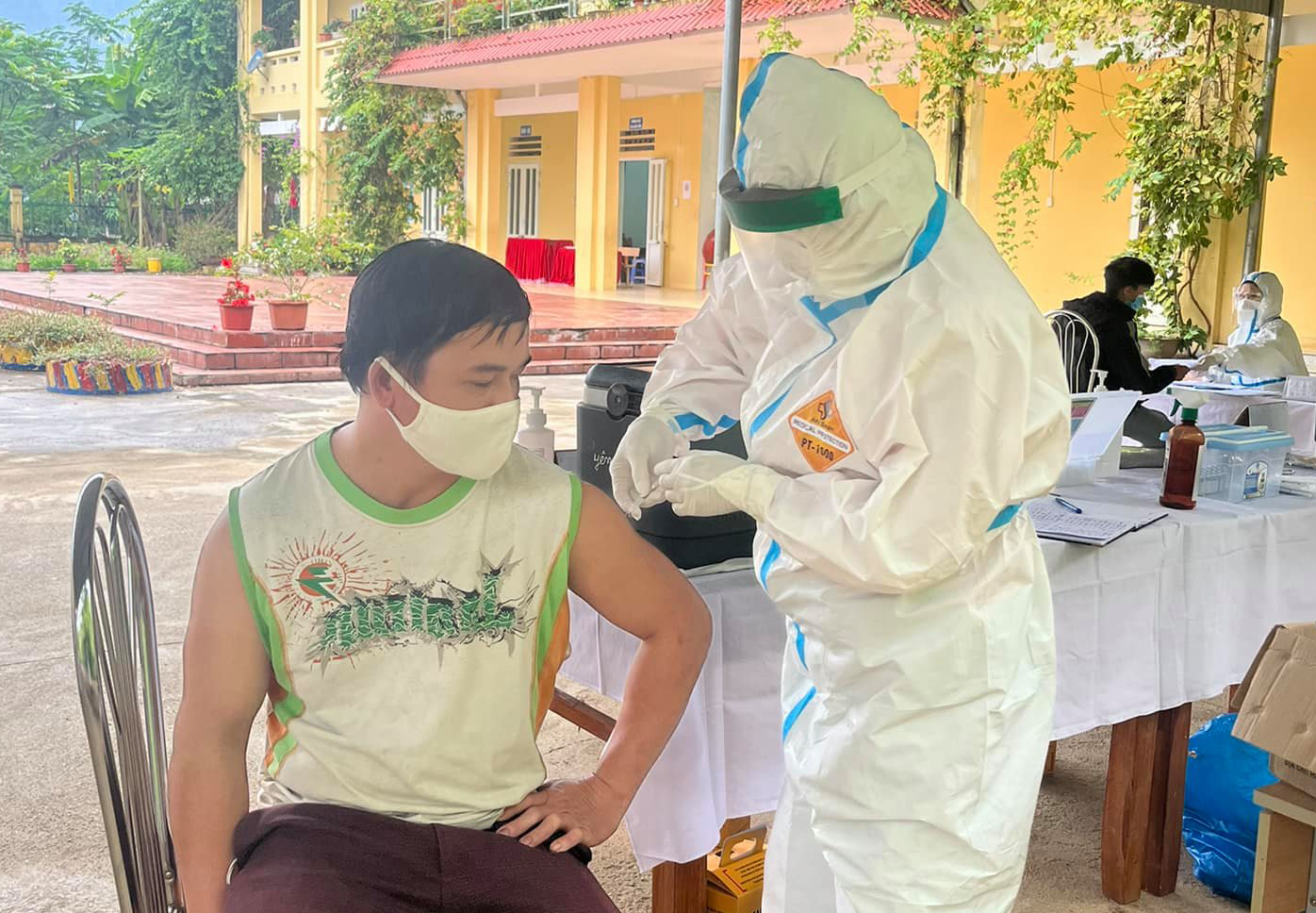 Cán bộ y tế tiêm vắc xin phòng COVID-19 cho người dân xã Lạc Nông.