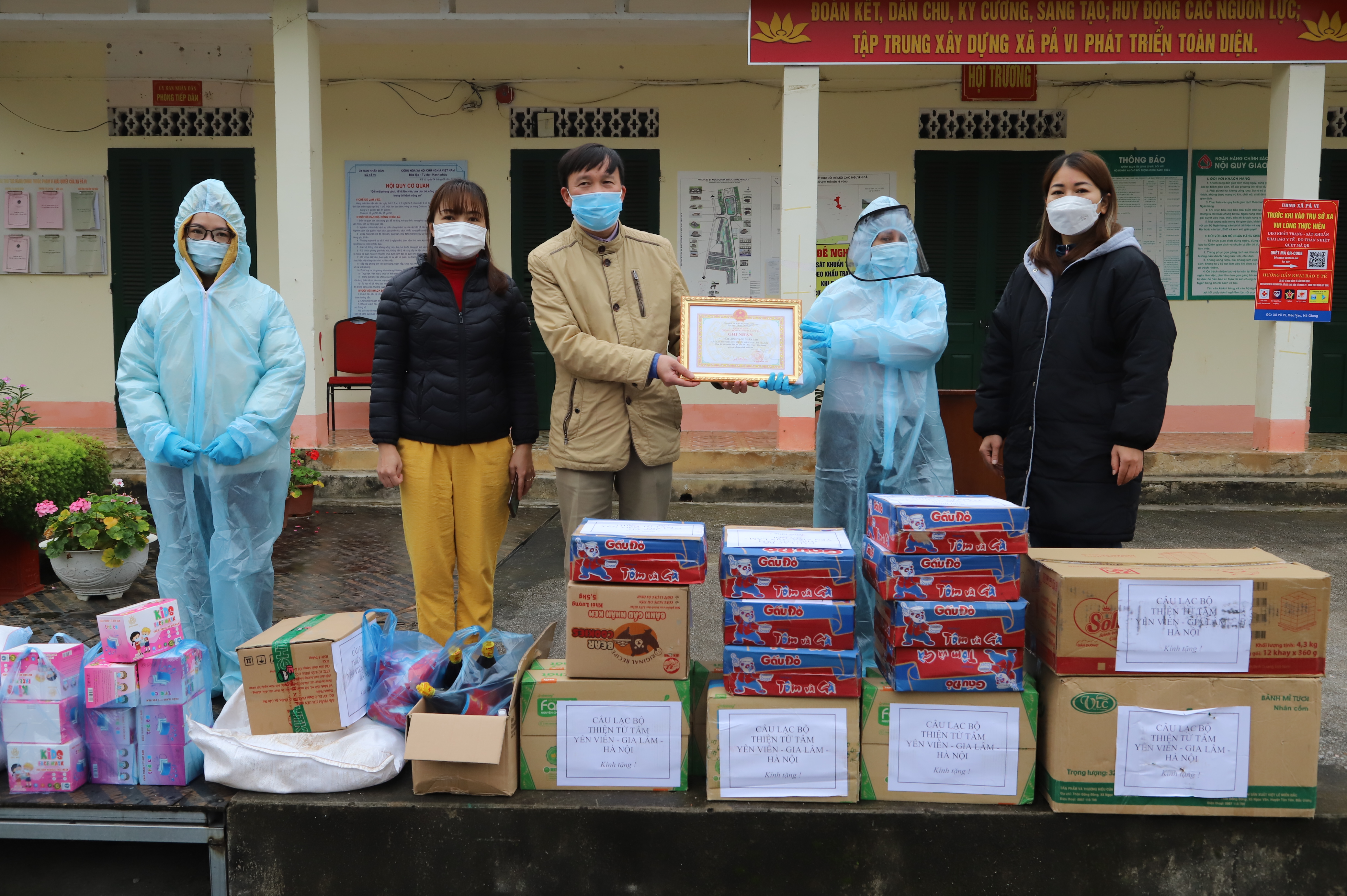 Đại diện CLB Từ Tâm – Hà Nội trao nhu yếu phẩm, đụng cụ y tế phục vụ công tác phòng, chống dịch tại xã Pả Vi 