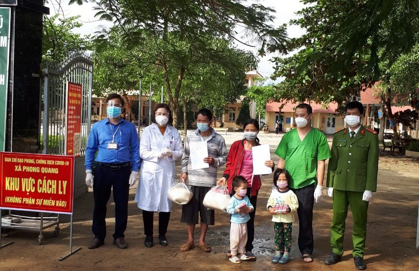 Đ/c Nguyễn Thị Đức, Giám đốc bệnh viện YDCT tỉnh, Trưởng Cơ sở thu dung điều trị COVID-19 trao giấy ra viện cho 4 công dân đủ tiêu chuẩn ra viện