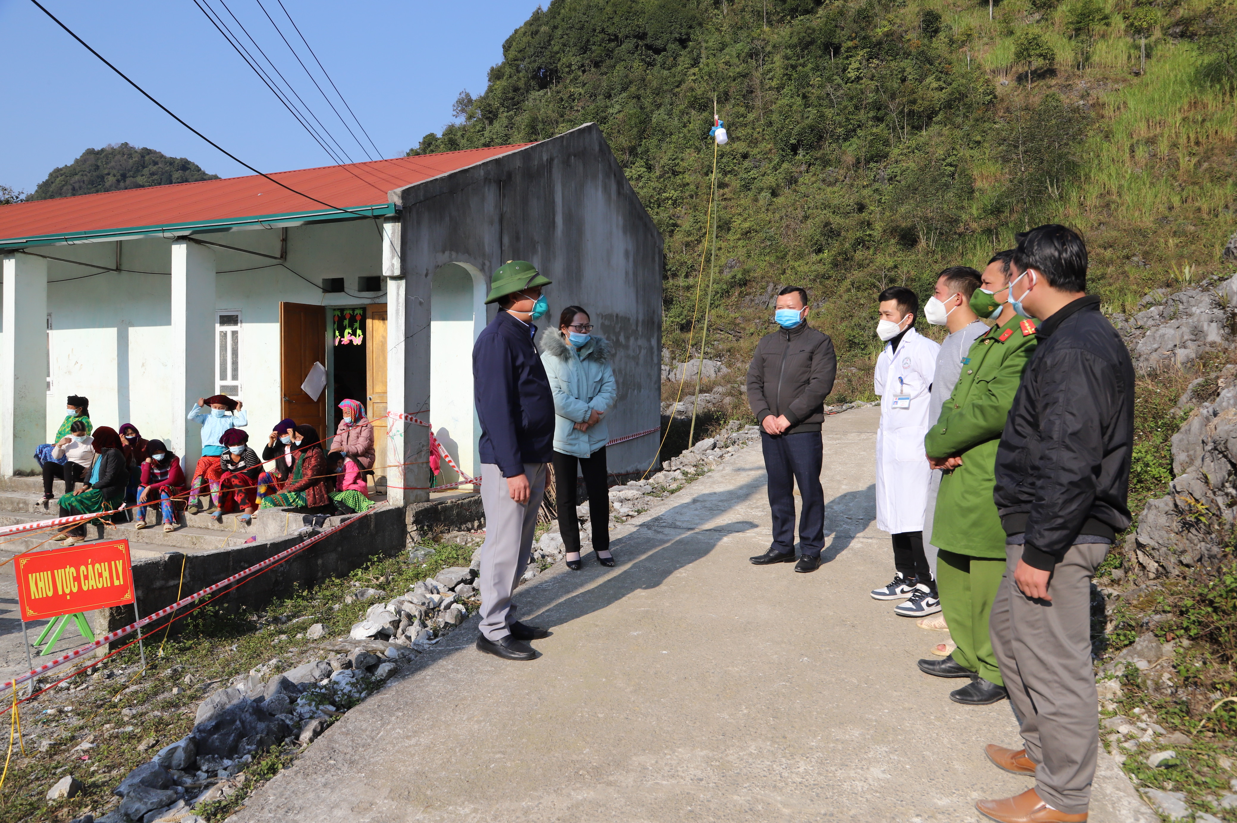 Chủ tịch UBND huyện Mèo Vạc Nguyễn Cao Cường kiểm tra công tác phòng chống dịch Covid-19 tại thôn Sủng Cáng