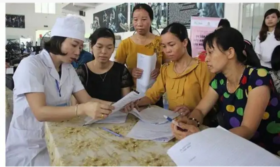 Cán bộ y tế tư vấn về chăm sóc sức khỏe sinh sản KHHGĐ cho phụ nữ trong độ tuổi sinh đẻ tại xã Thanh Thủy, huyện Vị Xuyên