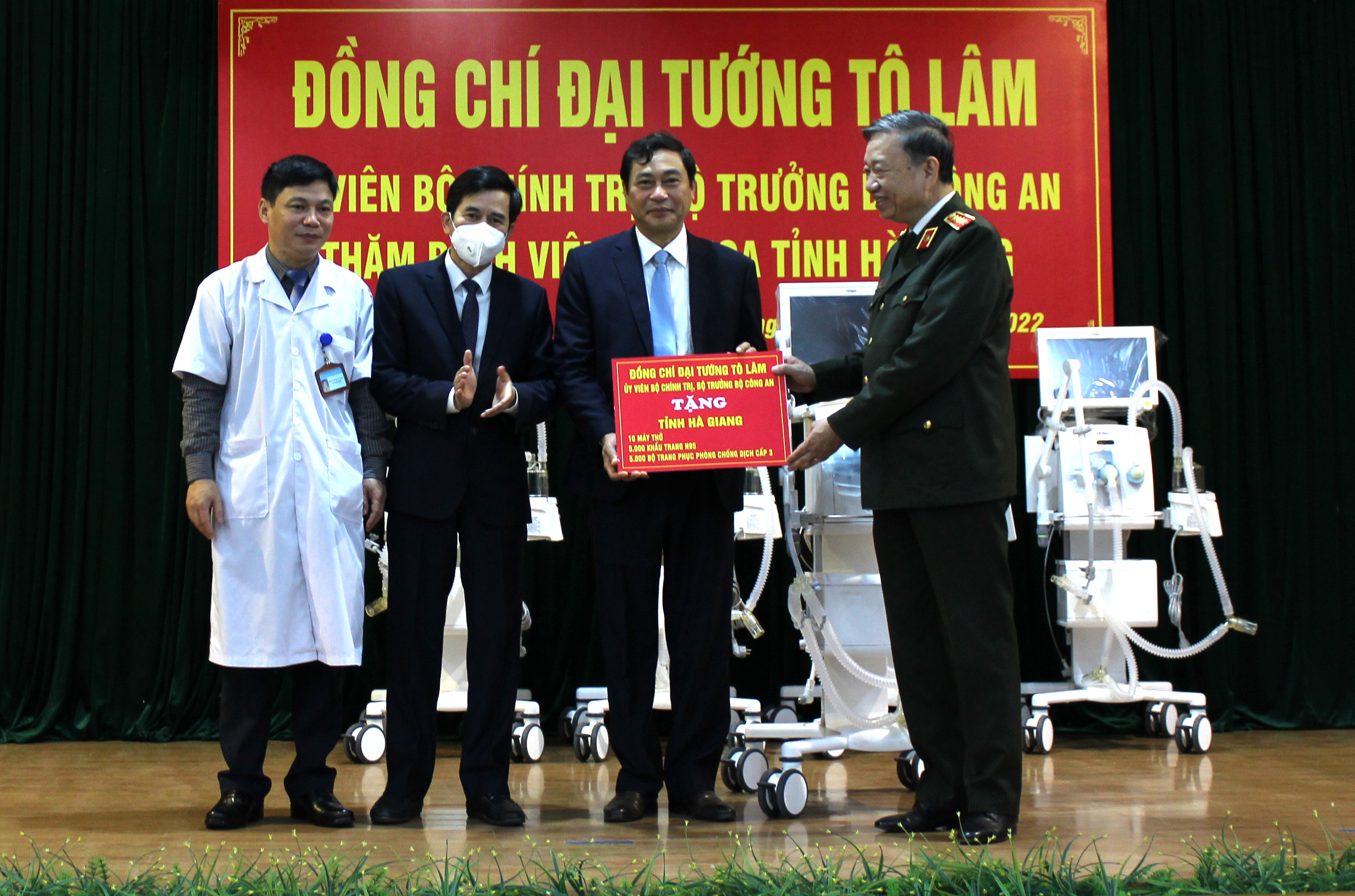 Đại tướng Tô Lâm, Ủy viên Bộ Chính trị, Bộ trưởng Bộ Công an đã tặng quà cho BVĐK tỉnh