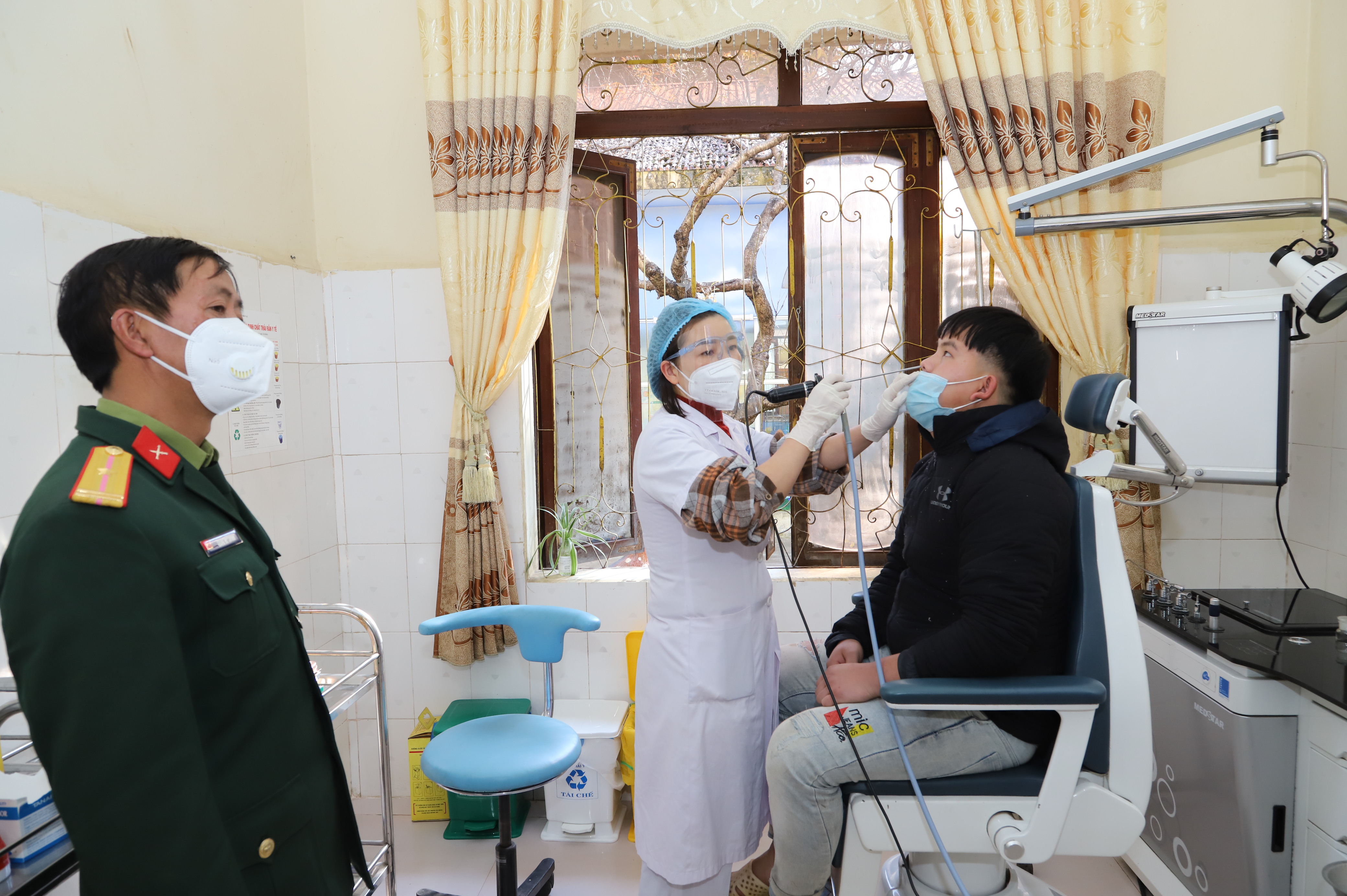 Thanh niên huyện Mèo Vạc tham gia khám tuyển tại bệnh viện đa khoa huyện