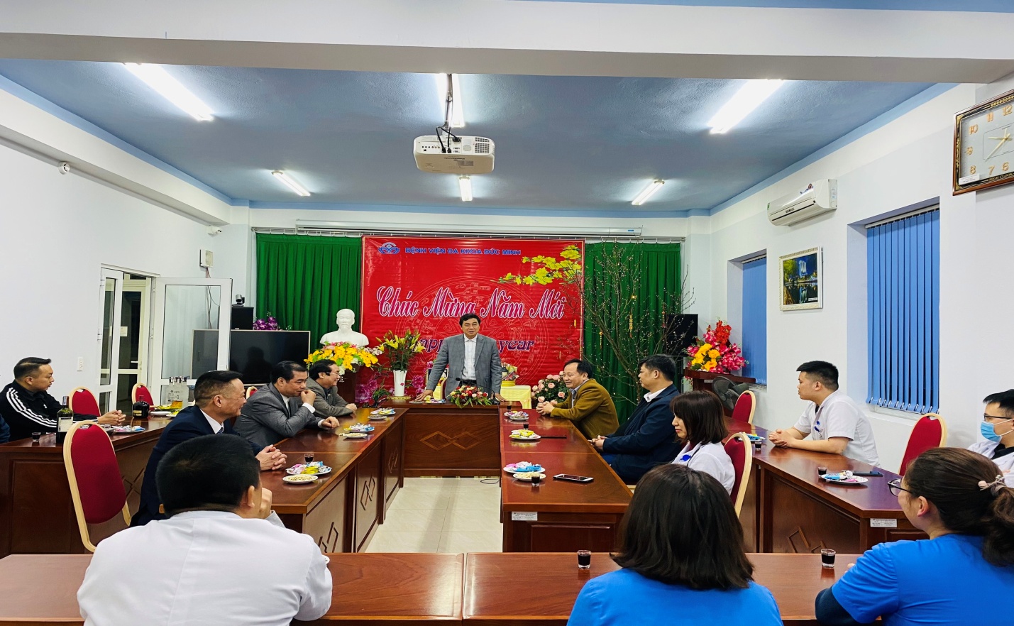 Đồng chí Nguyễn Văn Giao - Quyền Giám đốc Sở Y tế chúc tết tại các bệnh viện