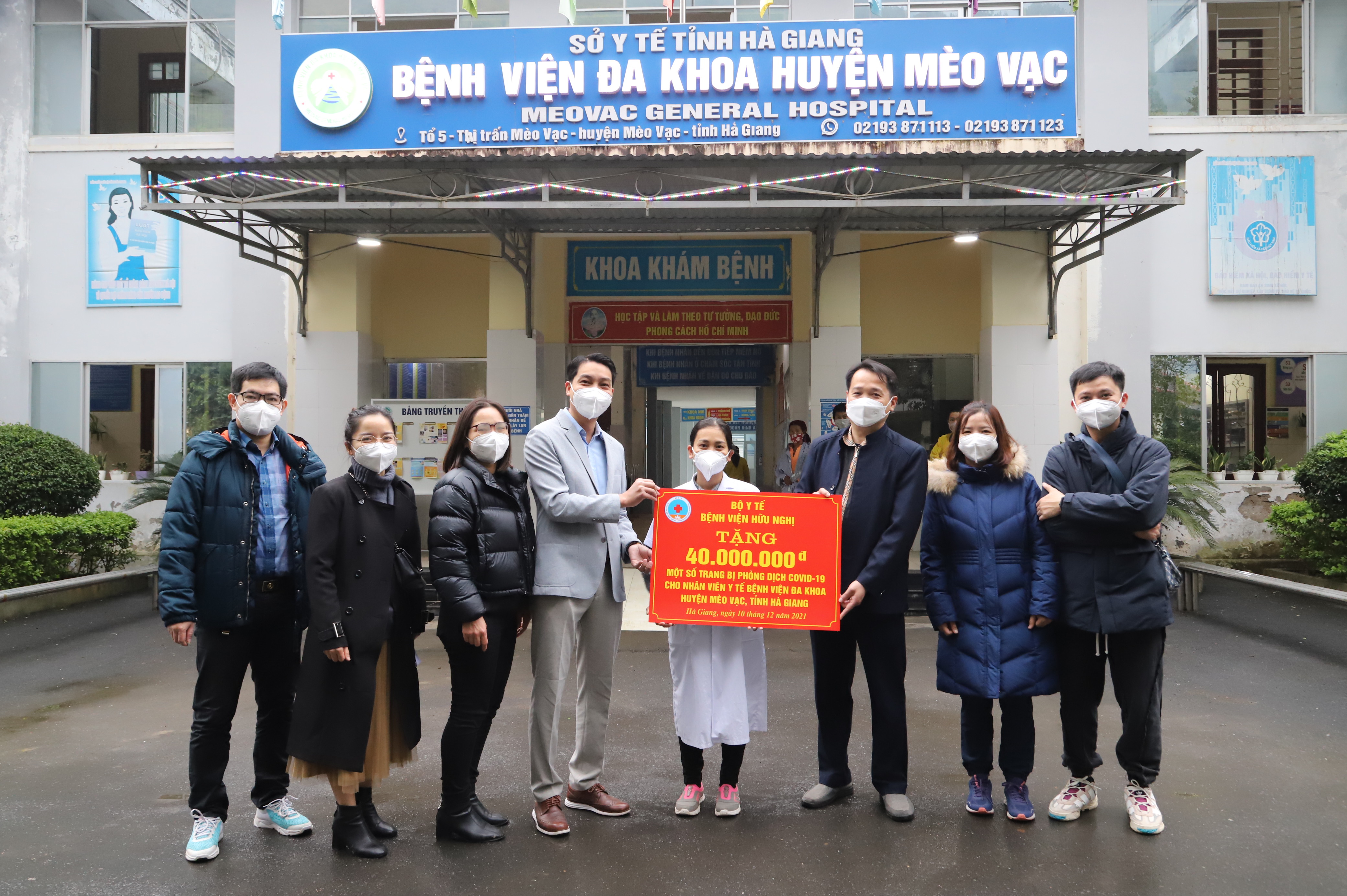 Đại diện Đoàn Thanh niên Bệnh viện Hữu Nghị Việt-Xô trao tặng thiết bị y tế cho bệnh viện đa khoa huyện Mèo Vạc