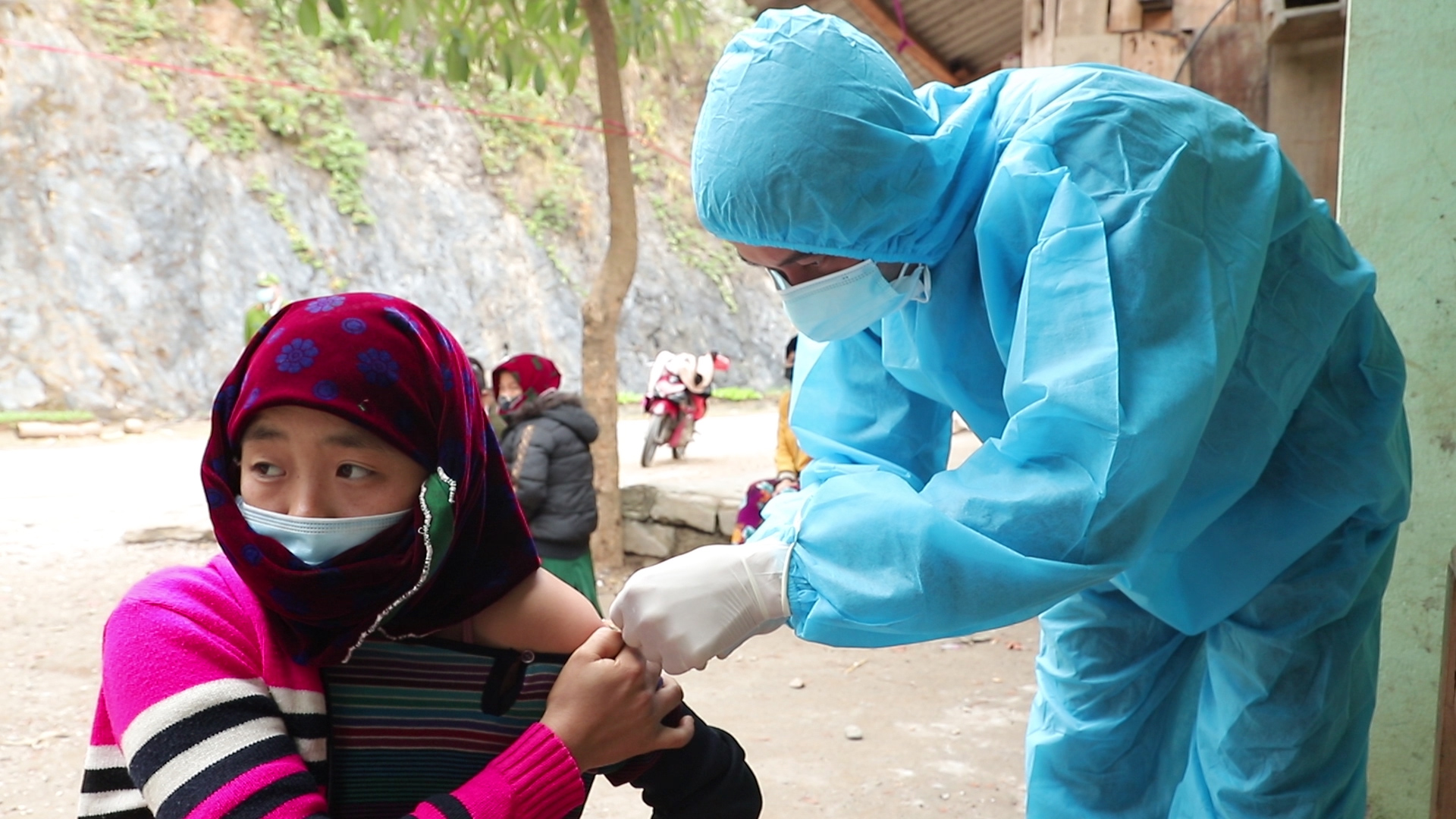 Tổ chức tiêm chủng vắc xin phòng COVID-19 tại nhà văn hóa thôn Ngậm Cạch xã Niêm Sơn