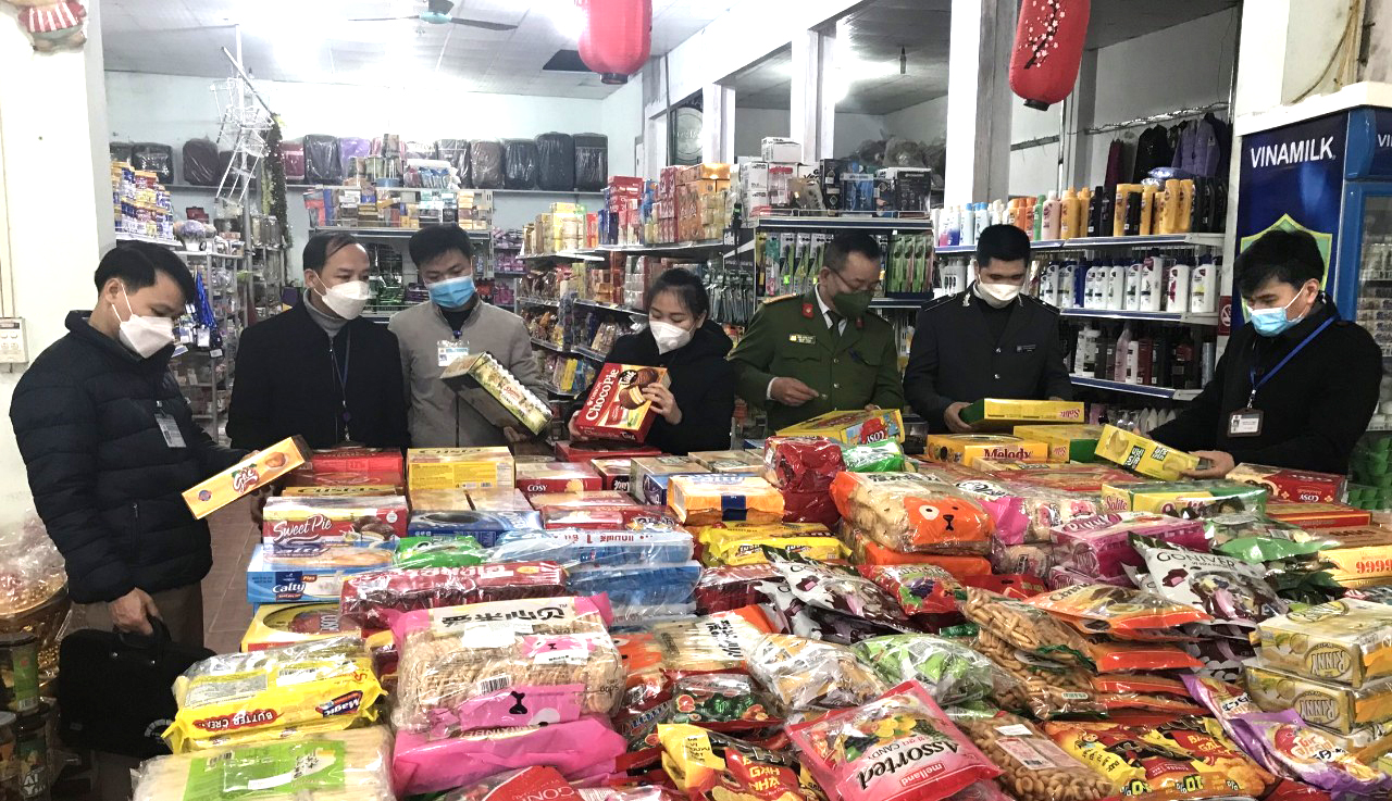 Đoàn tổ chức kiểm tra hộ kinh doanh hàng tạp hóa tại thị trấn Yên Bình