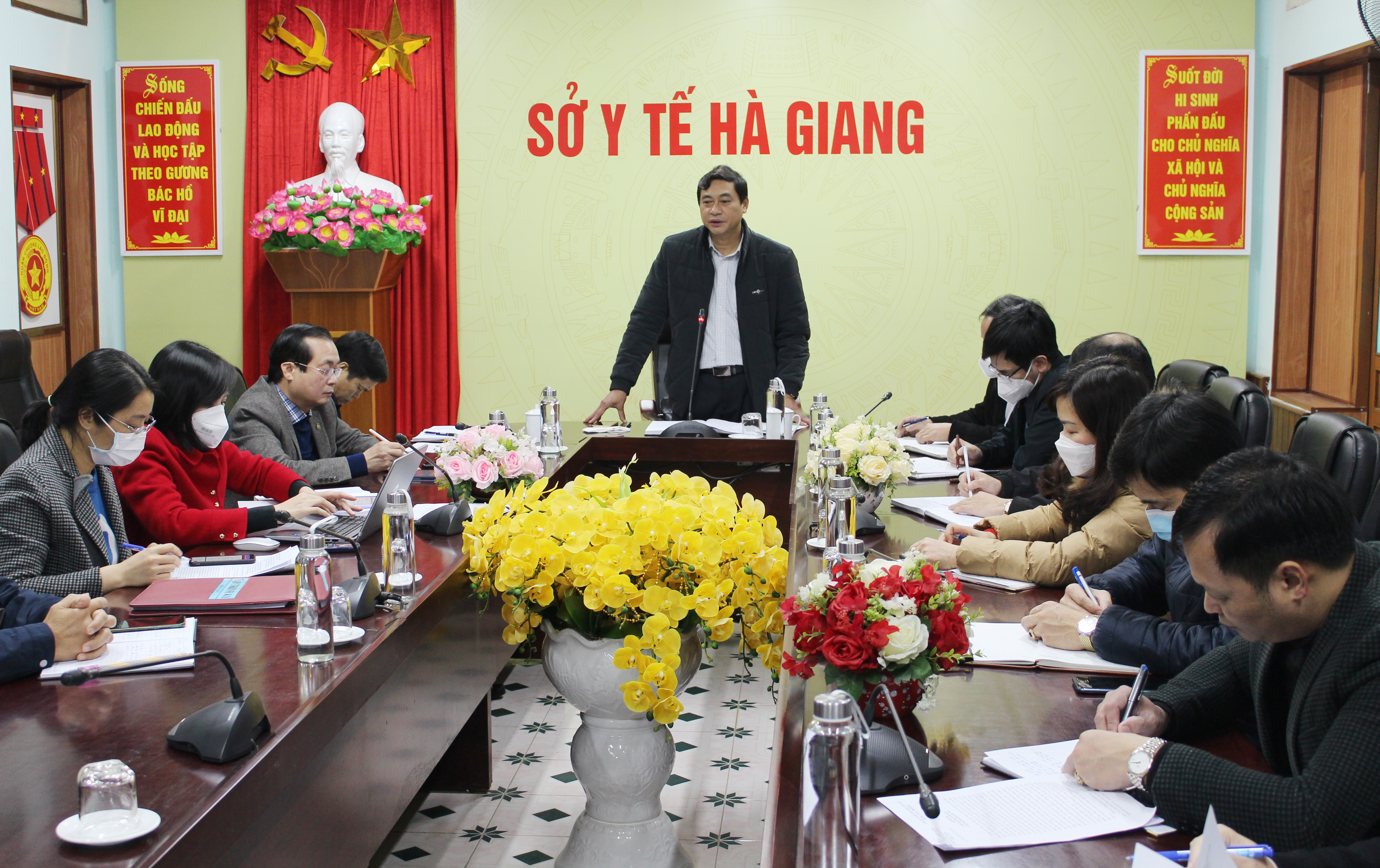 Đồng chí Nguyễn Văn Giao, Quyền Giám đốc Sở Y tế phát biểu chỉ đạo hội nghị