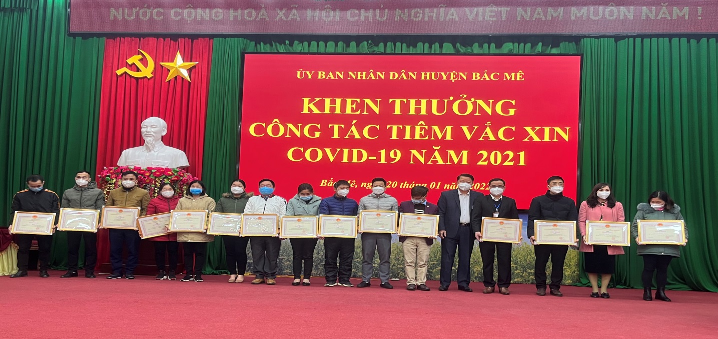 Đồng chí Ma Văn Tỏe, Phó Chủ tịch UBND huyện trao Giấy khen cho các cá nhân, tập thể có thành tích trong công tác tiêm vắc xin phòng Covid-19