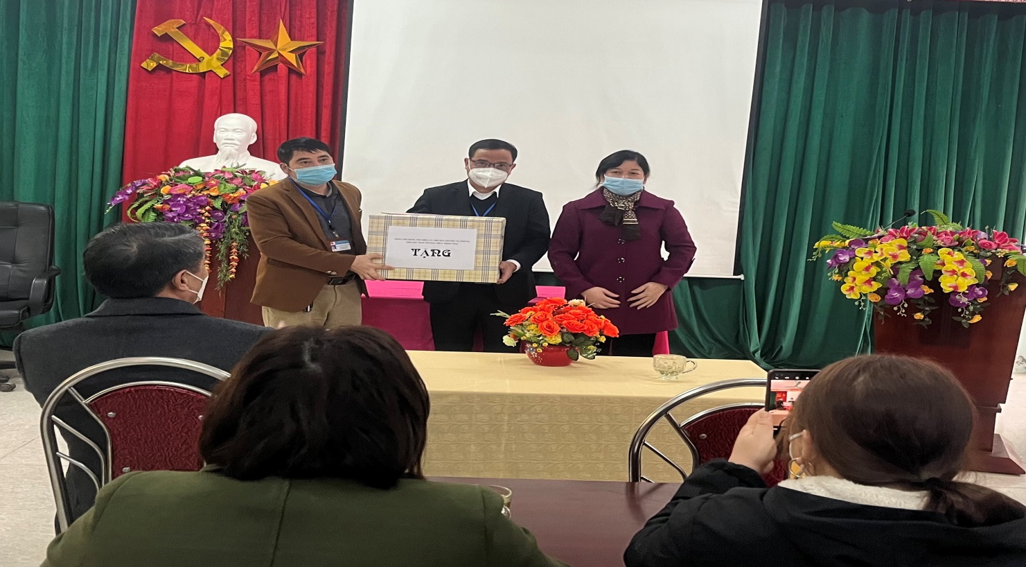 Đồng chí Chúng Thị Chiên - Ủy viên Ban Thường vụ Tỉnh ủy, PCT HĐND tỉnh 
trao quà cho Trung tâm Y tế huyện Bắc Mê