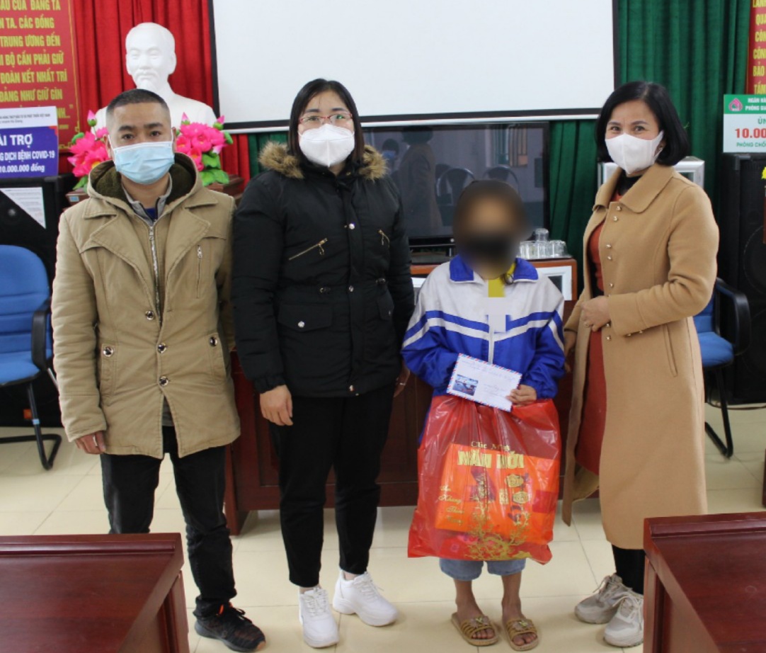 Bác sĩ Phạm Thị Kim Dung, Phó Giám đốc Trung tâm Kiểm soát bệnh tật tỉnh tặng quà cho trẻ nhiễm HIV tại huyện Mèo Vạc