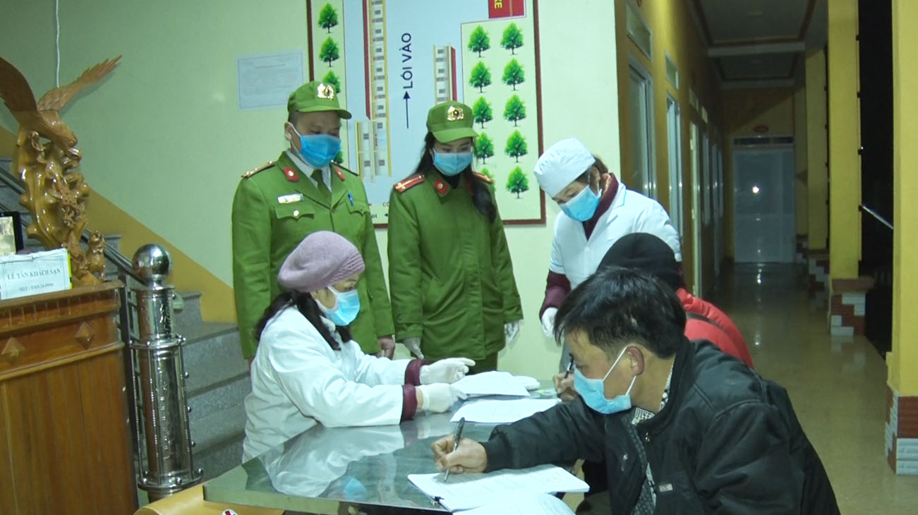 Công an thị trấn Tam Sơn phối hợp Trạm Y tế và các ban ngành tiến hành 
kiểm tra các tụ điểm dịch vụ lưu trú