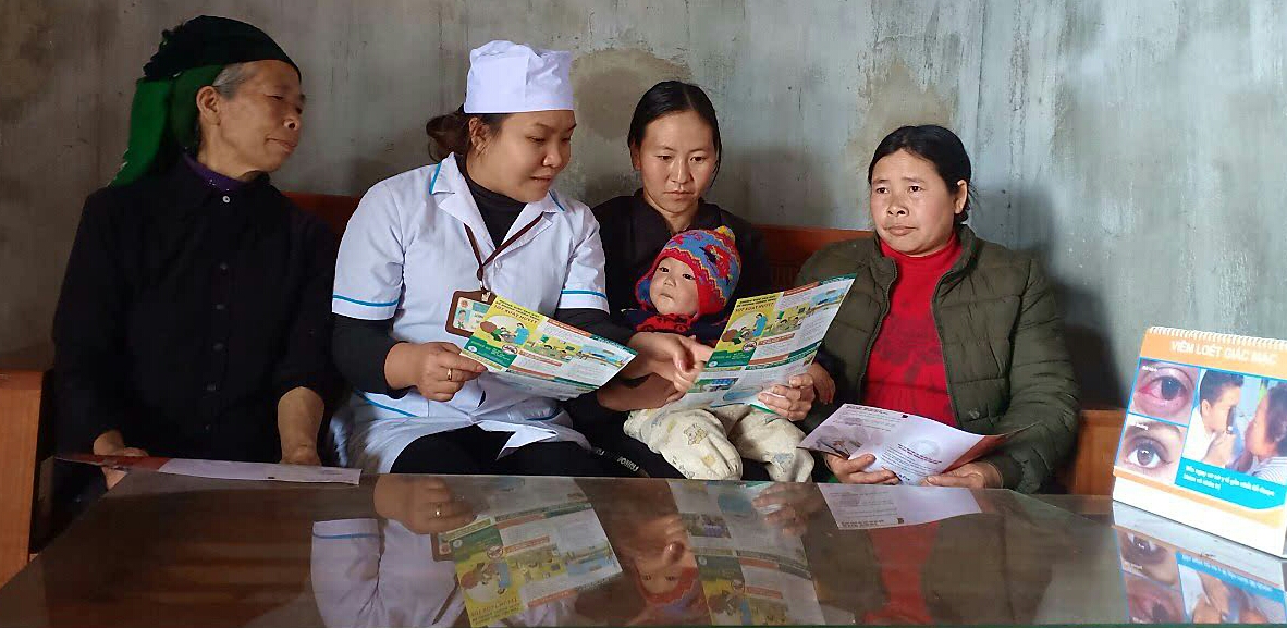 Chị Lương Thị Nhung tuyên truyền cho người dân thôn Na Cho Cai về phòng chống dịch bệnh