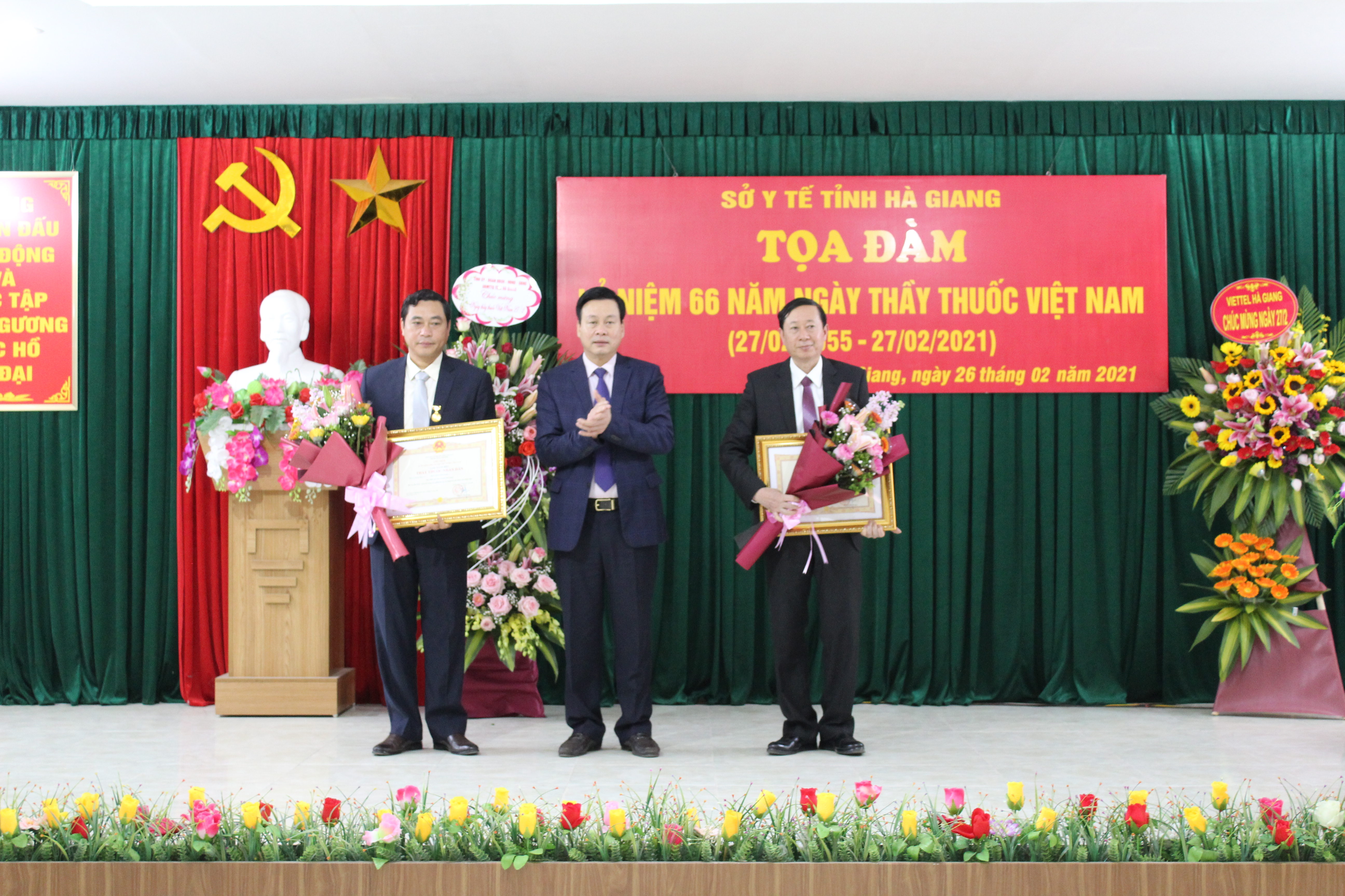 Chủ tịch UBND tỉnh Nguyễn Văn Sơn trao tặng danh hiệu Thầy thuốc Nhân dân cho đồng chí Lương Viết Thuần và đồng chí Nguyễn Văn Giao