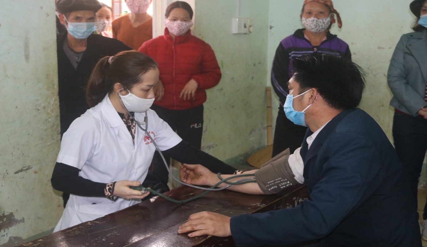 Các Thầy thuốc trẻ khám và tư vấn, truyền thông phòng chống dịch bệnh cho người dân xã Đường Hồng