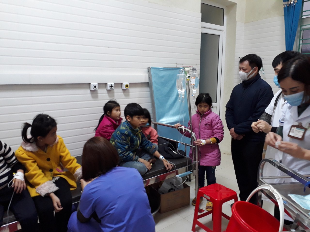 Ông Ngọc Thanh Dũng, Chi cục trưởng Chi cục ATVSTP Hà Giang 
đến thăm các bệnh nhân ngộ độc thực phẩm