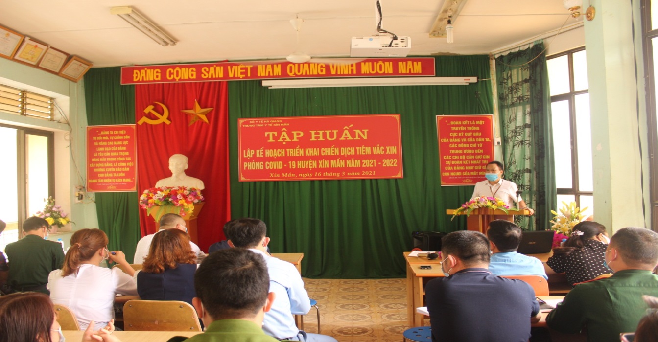 Bs Vương Thanh Nguyên - Giám đốc Trung tâm Y tế  phát biểu khai mạc lớp tập huấn