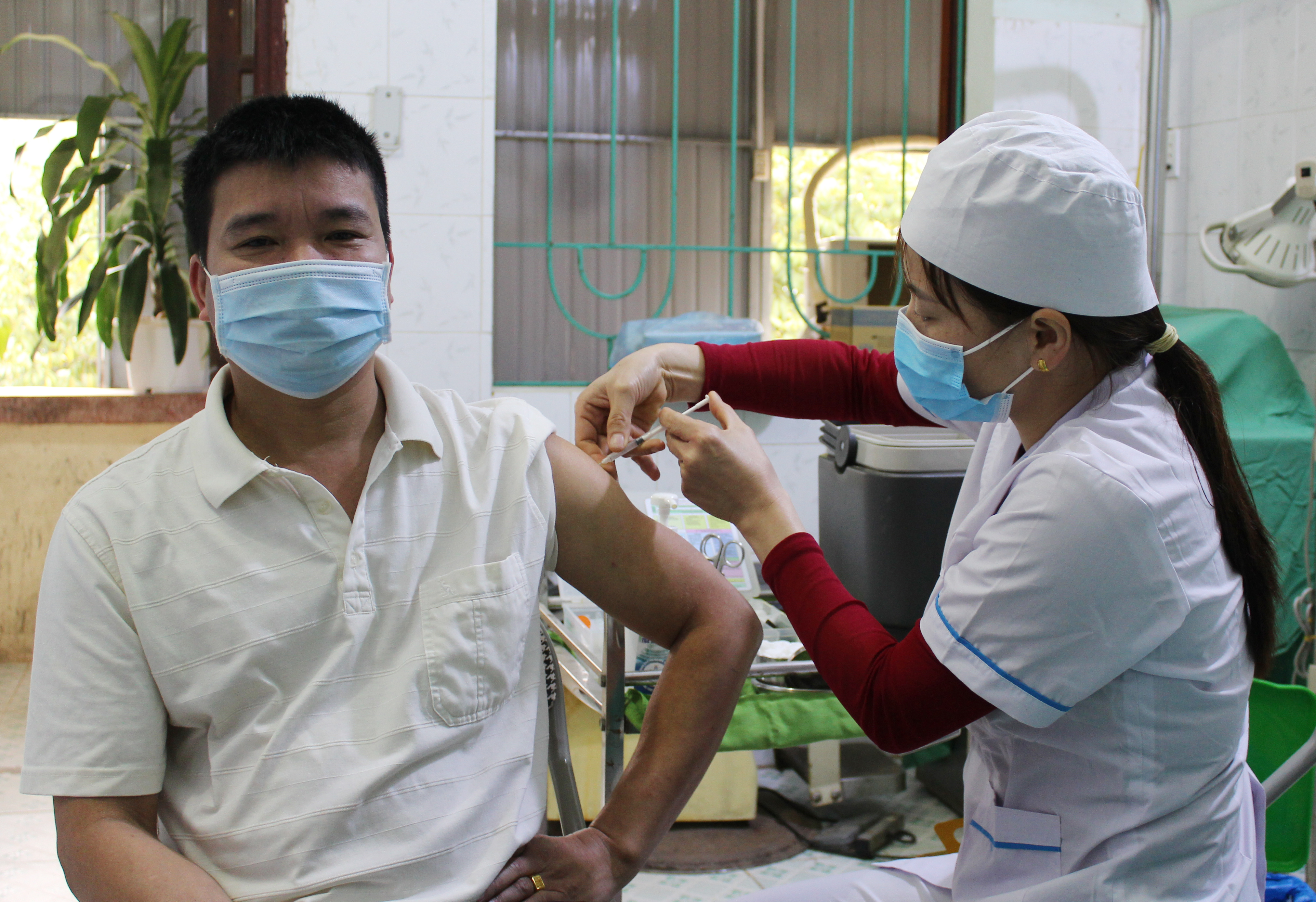 Tiêm chủng vắc xin phòng Covid-19 tại bệnh viện đa khoa huyện Quang Bình
