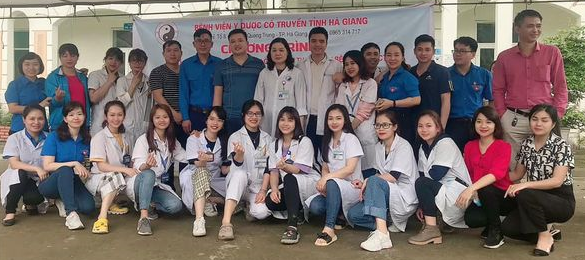 Đoàn tình nguyện tham gia hoạt động khám cấp thuốc tại xã Phú Linh