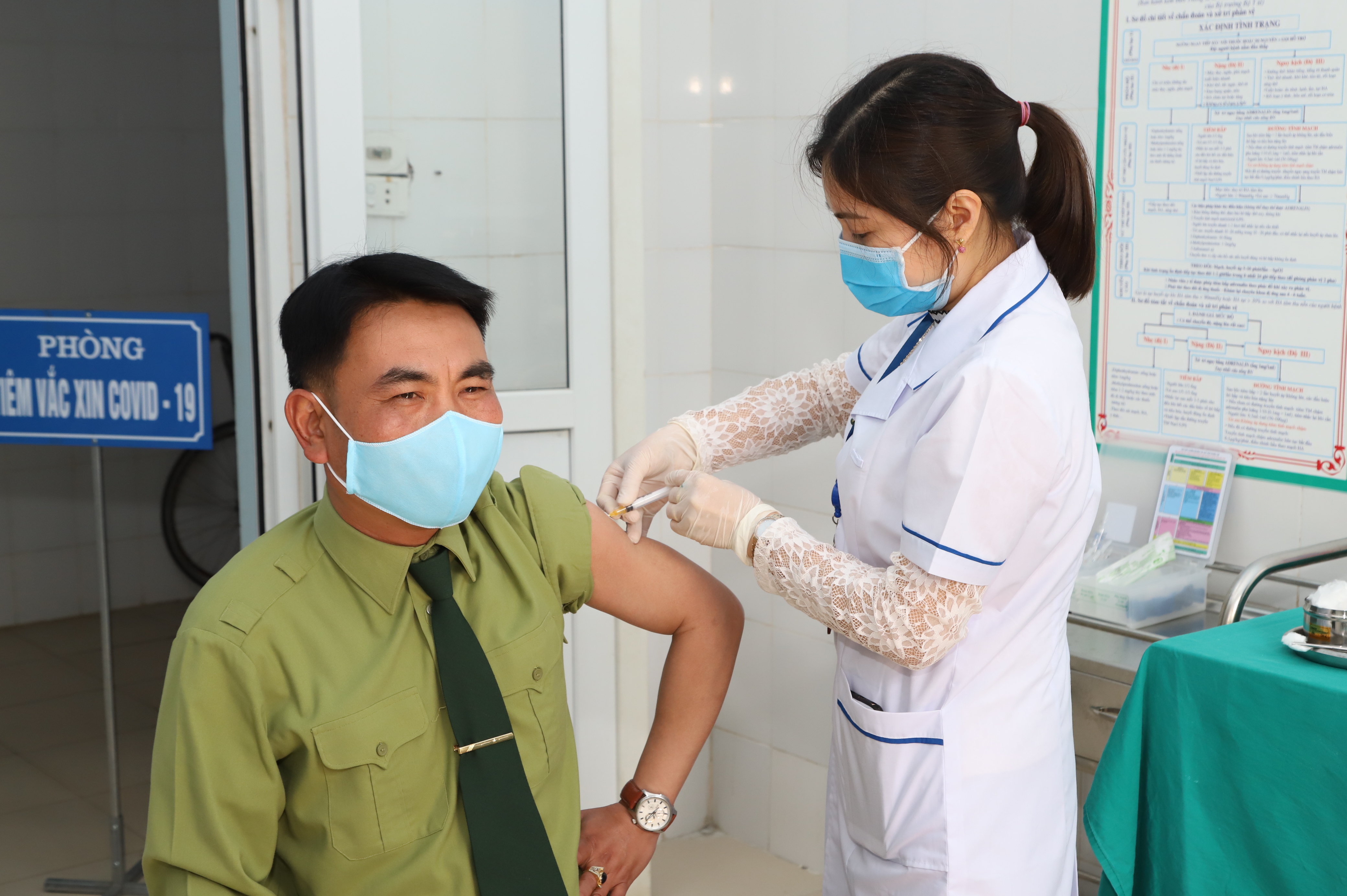 Những mũi vắc xin phòng Covid-19 đầu tiên của huyện Mèo Vạc được tiêm cho các đối tượng được ưu tiên.