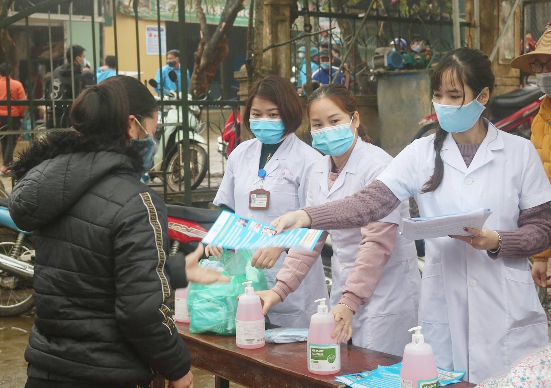 Cán bộ y tế phát tờ rơi phòng chống ngộ độc thực phẩm 
do nấm độc và bột ngô mốc tại xã Đường Hồng, huyện Bắc Mê