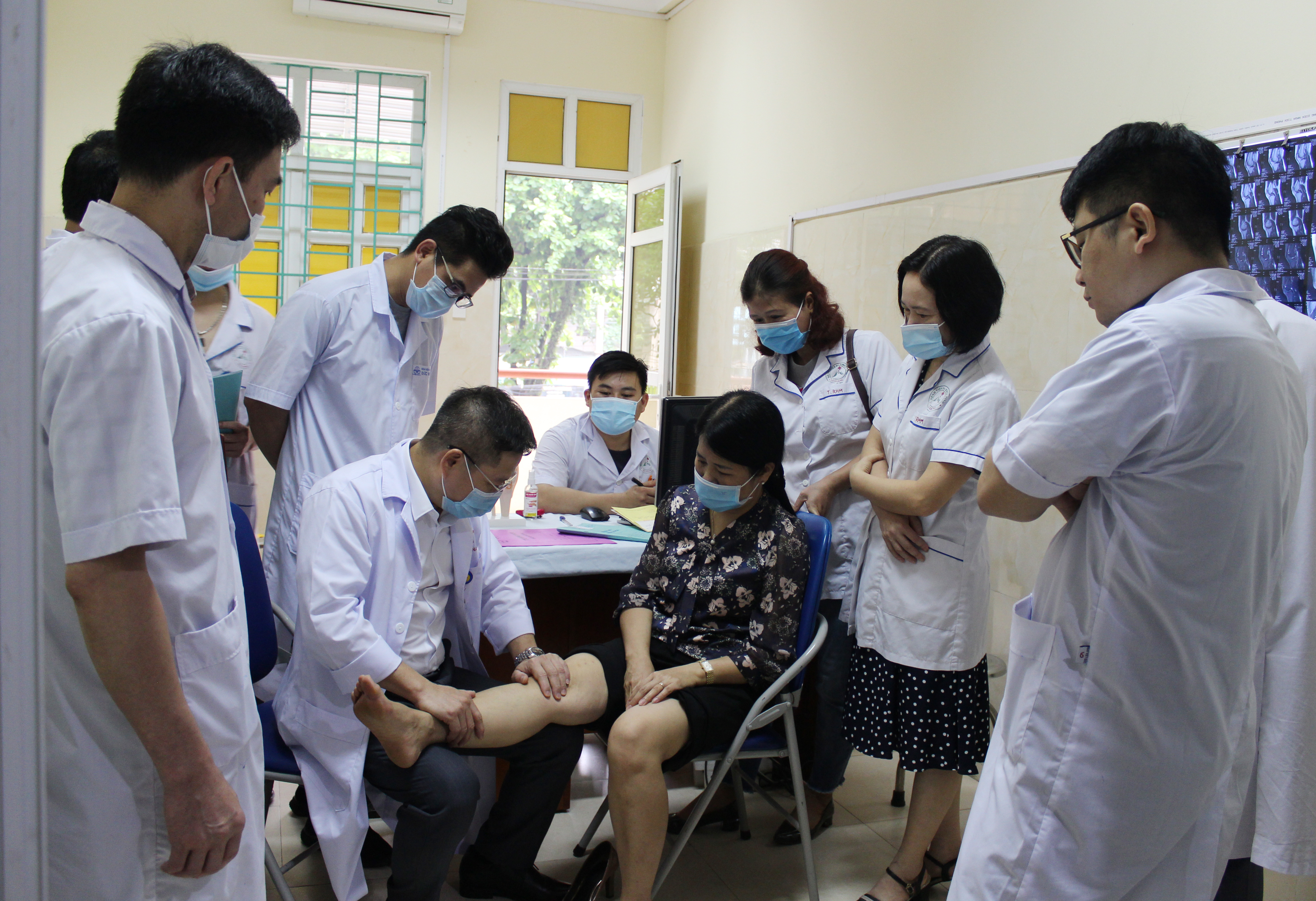 Tiến sĩ, bác sĩ Lê Thanh Tùng- Phó Giám đốc bệnh viện Thể thao Việt Nam hướng dẫn cách khám và xử trí các bệnh lý gân, cơ, xương khớp
