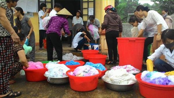 Cán bộ Y tế tổ chức tẩm màn phòng bệnh sốt rét tại xã Minh Tân huyện Vị Xuyên