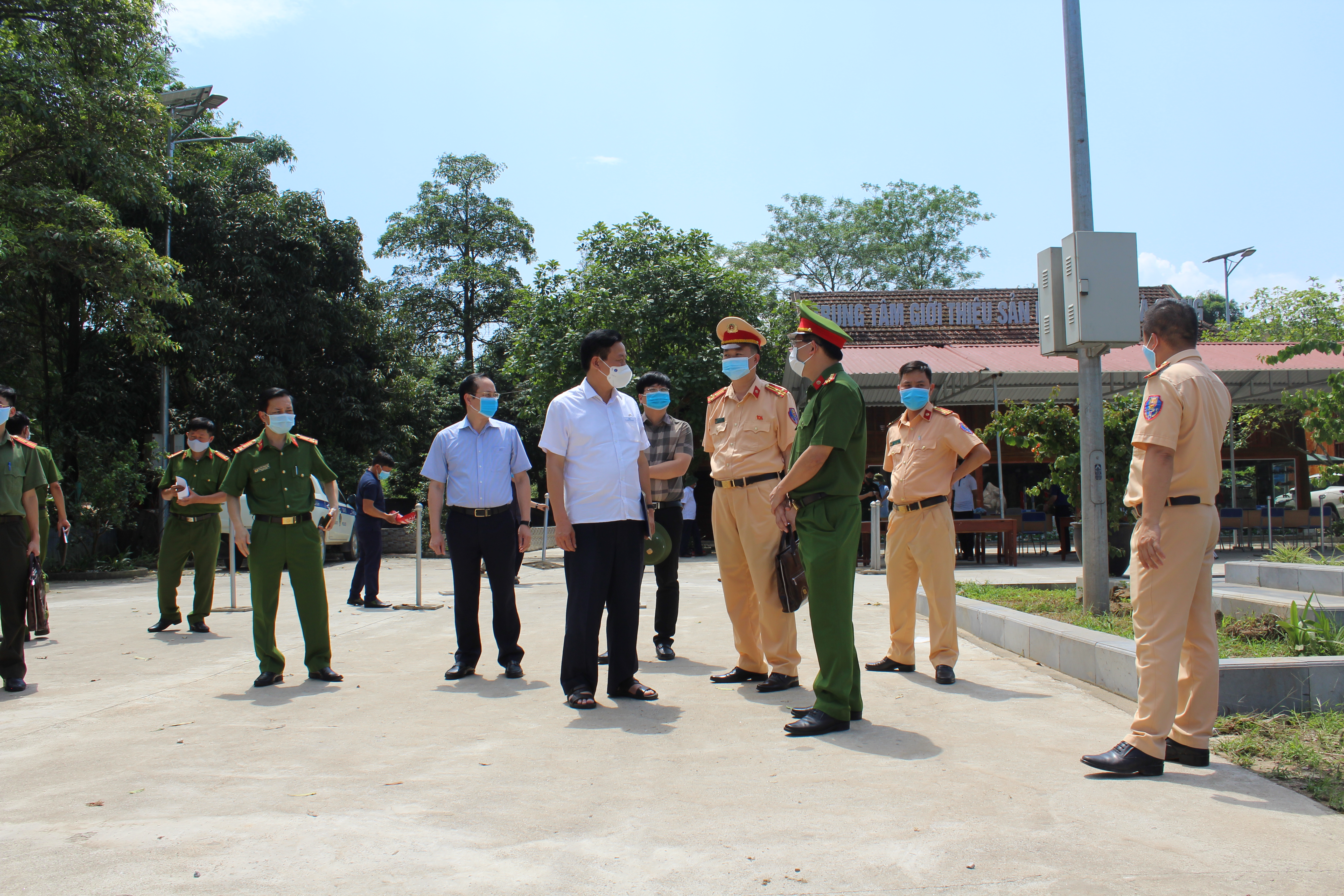 Chủ tịch UBND tỉnh Nguyễn Văn Sơn kiểm tra tái thành lập Chốt Kiểm dịch y tế liên ngành tạm thời Cầu Trì, huyện Bắc Quang