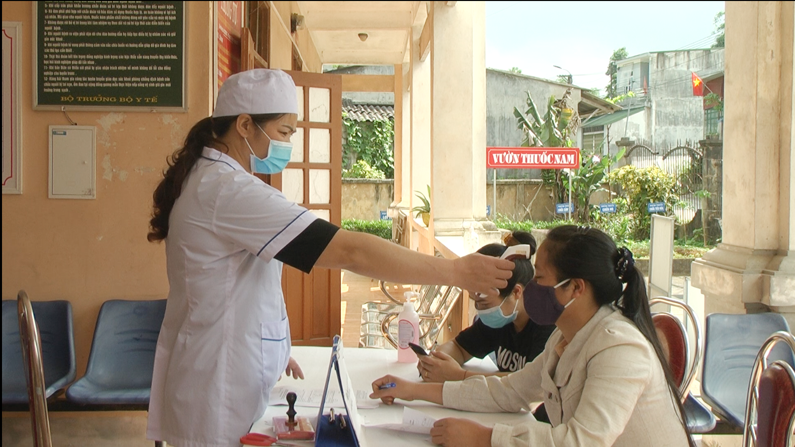 Công dân huyện Quản Bạ đi từ tỉnh khác về địa bàn thực hiện nghiêm việc khai báo y tế