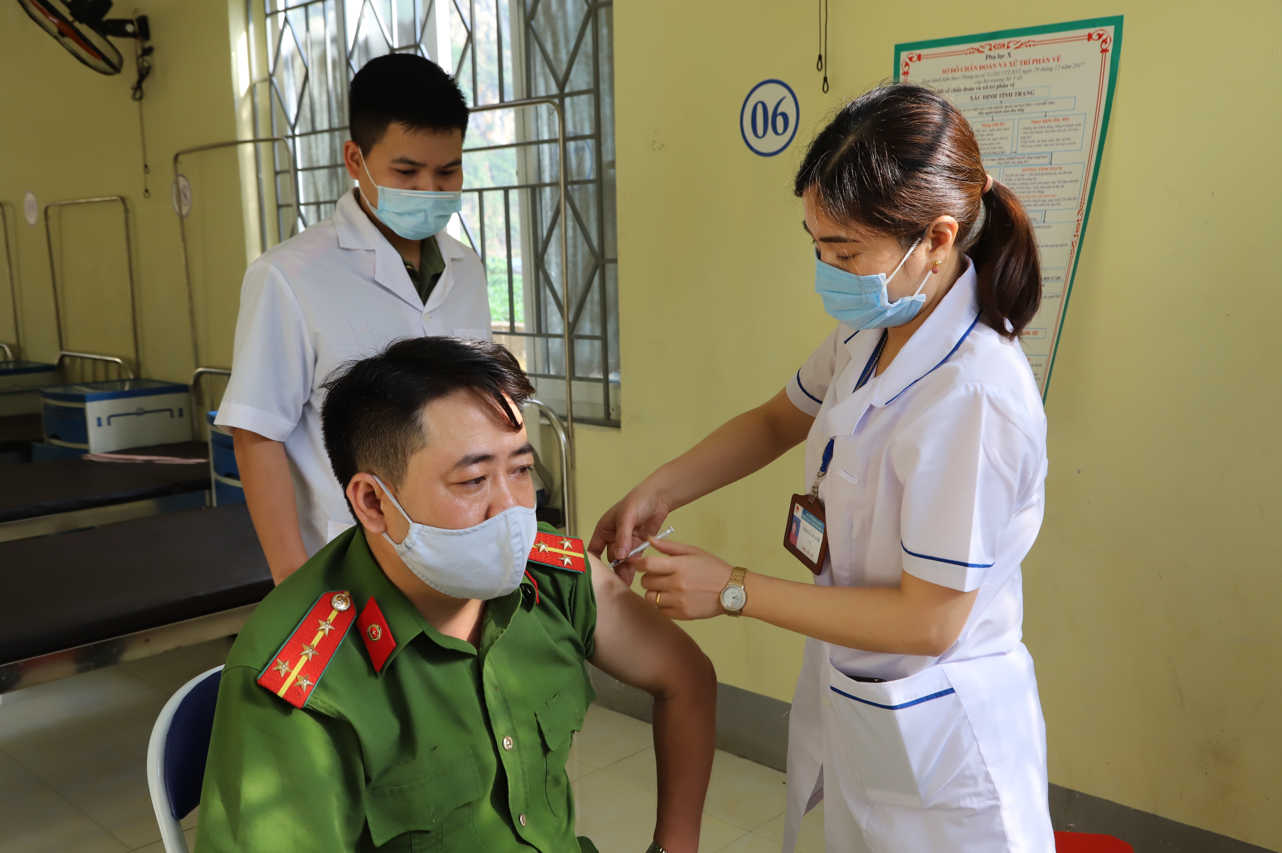 Lực lượng Công an huyện Mèo Vạc tiêm vắc xin phòng COVID-19
