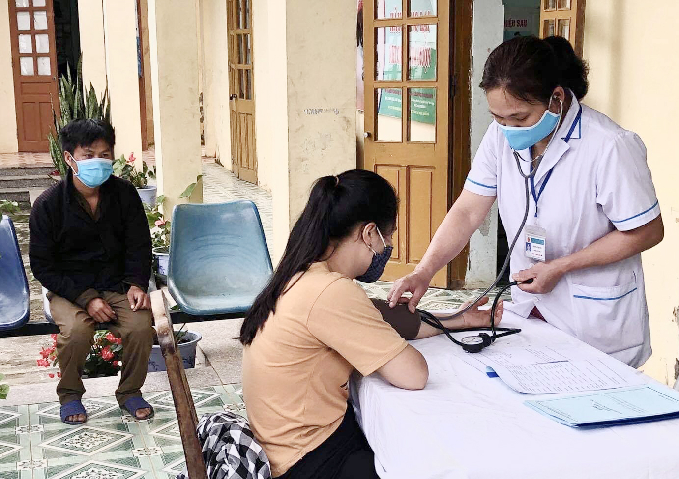 Cán bộ y tế khám sức khỏe cho các ứng cử viên tại Trạm Y tế xã Giáp Trung
